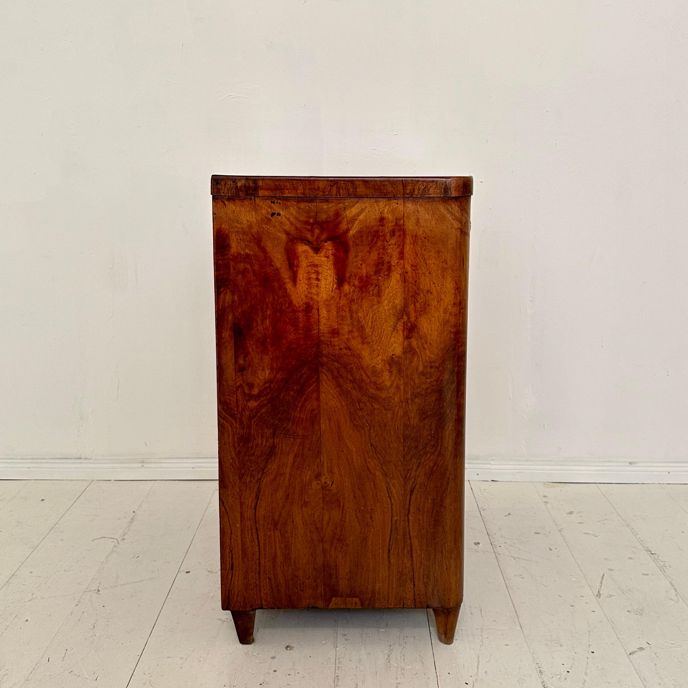 Cassettiera Biedermeier tedesca del XIX secolo / Mezzo armadio in noce, 1830 in vendita 7