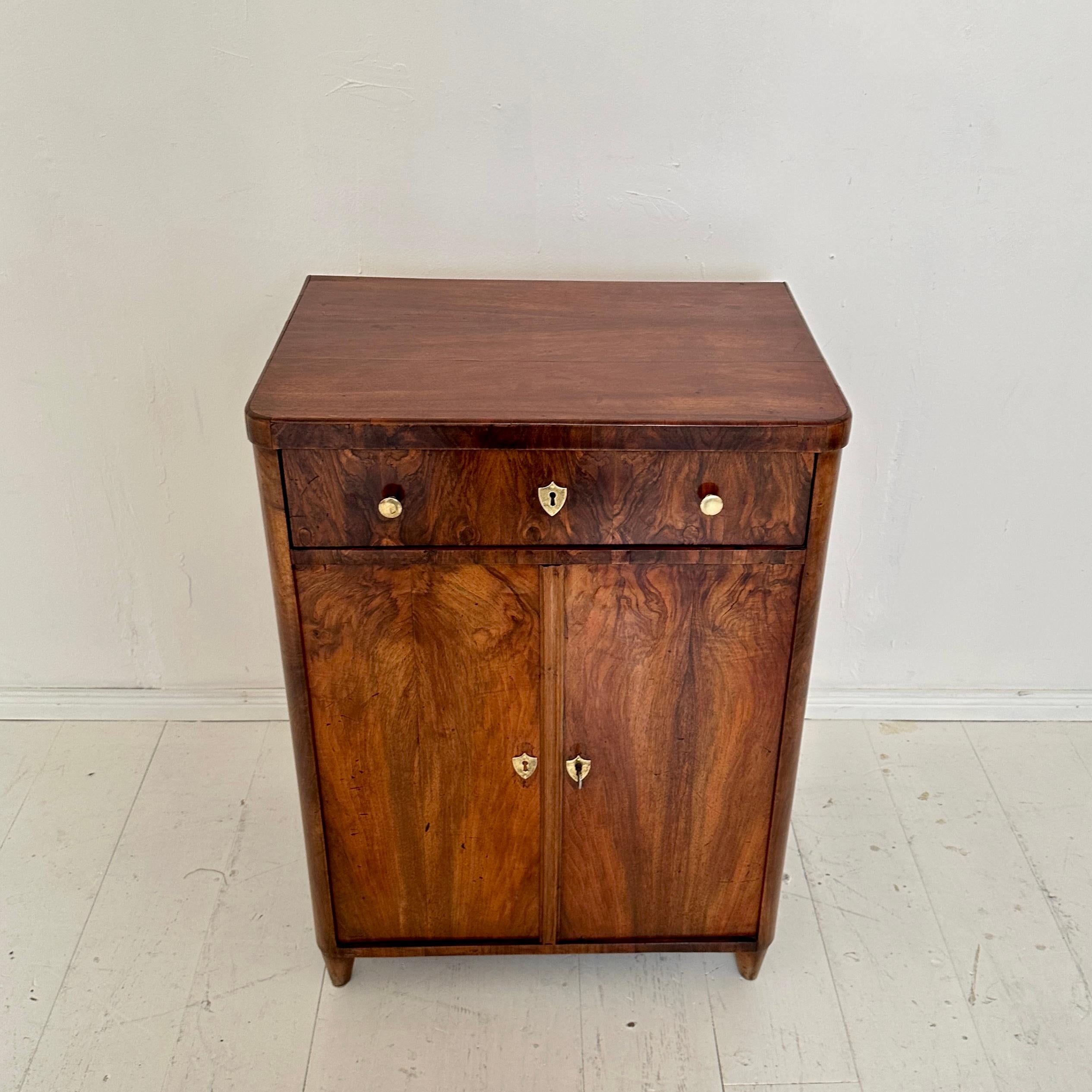 Cassettiera Biedermeier tedesca del XIX secolo / Mezzo armadio in noce, 1830 In condizioni buone in vendita a Berlin, DE