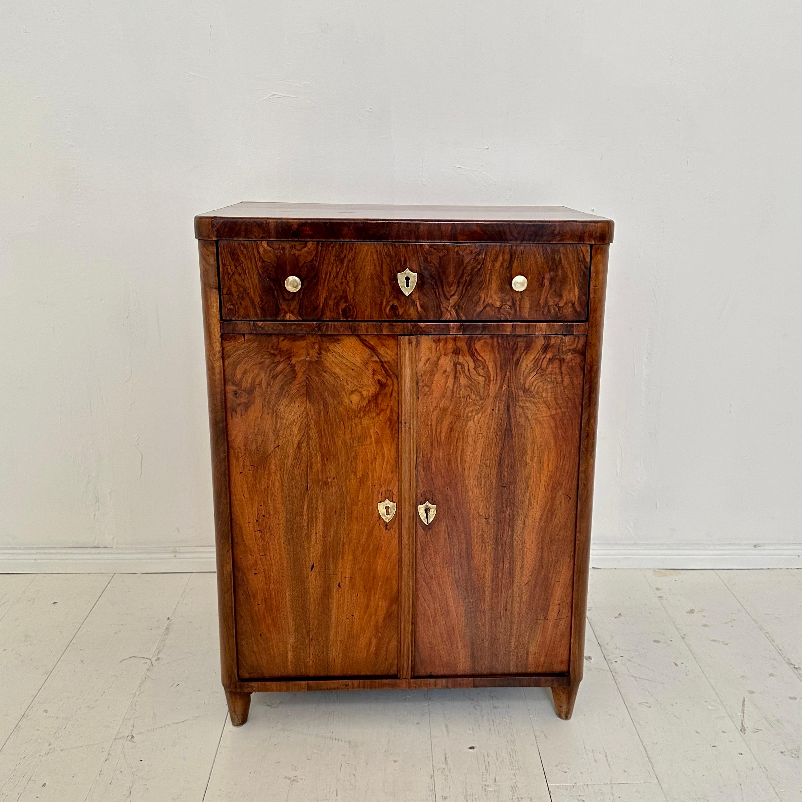 Metà XIX secolo Cassettiera Biedermeier tedesca del XIX secolo / Mezzo armadio in noce, 1830 in vendita