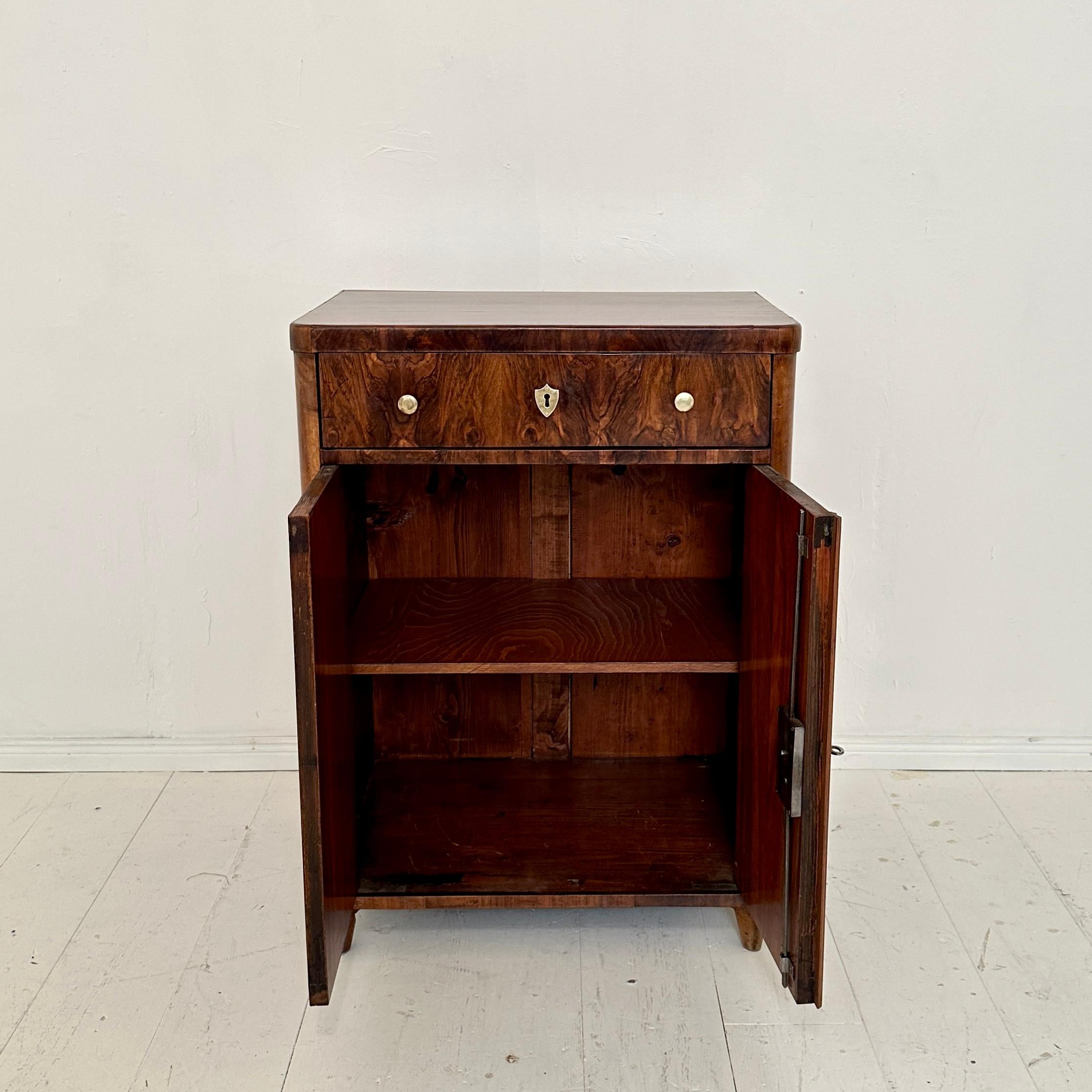 Cassettiera Biedermeier tedesca del XIX secolo / Mezzo armadio in noce, 1830 in vendita 1