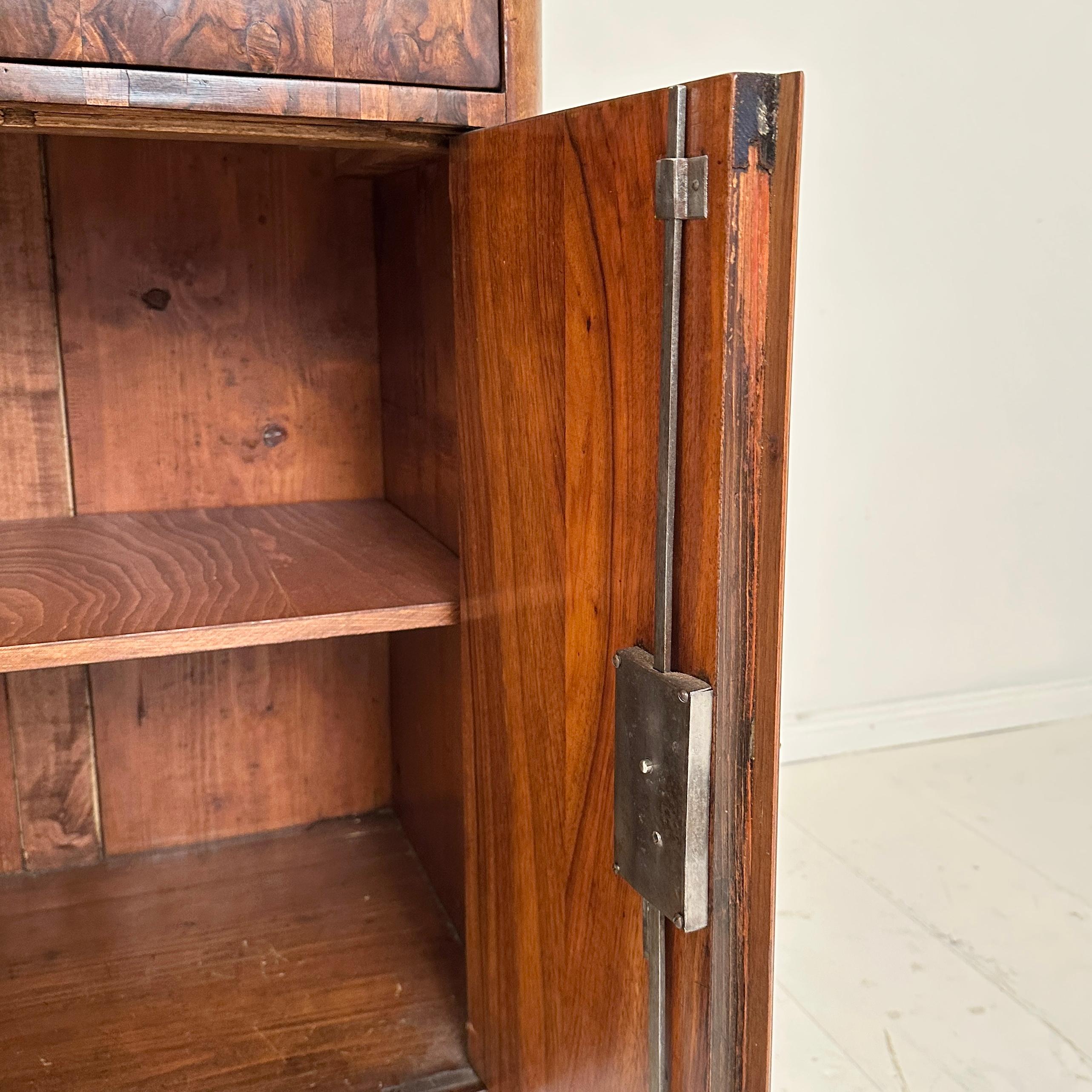Cassettiera Biedermeier tedesca del XIX secolo / Mezzo armadio in noce, 1830 in vendita 2