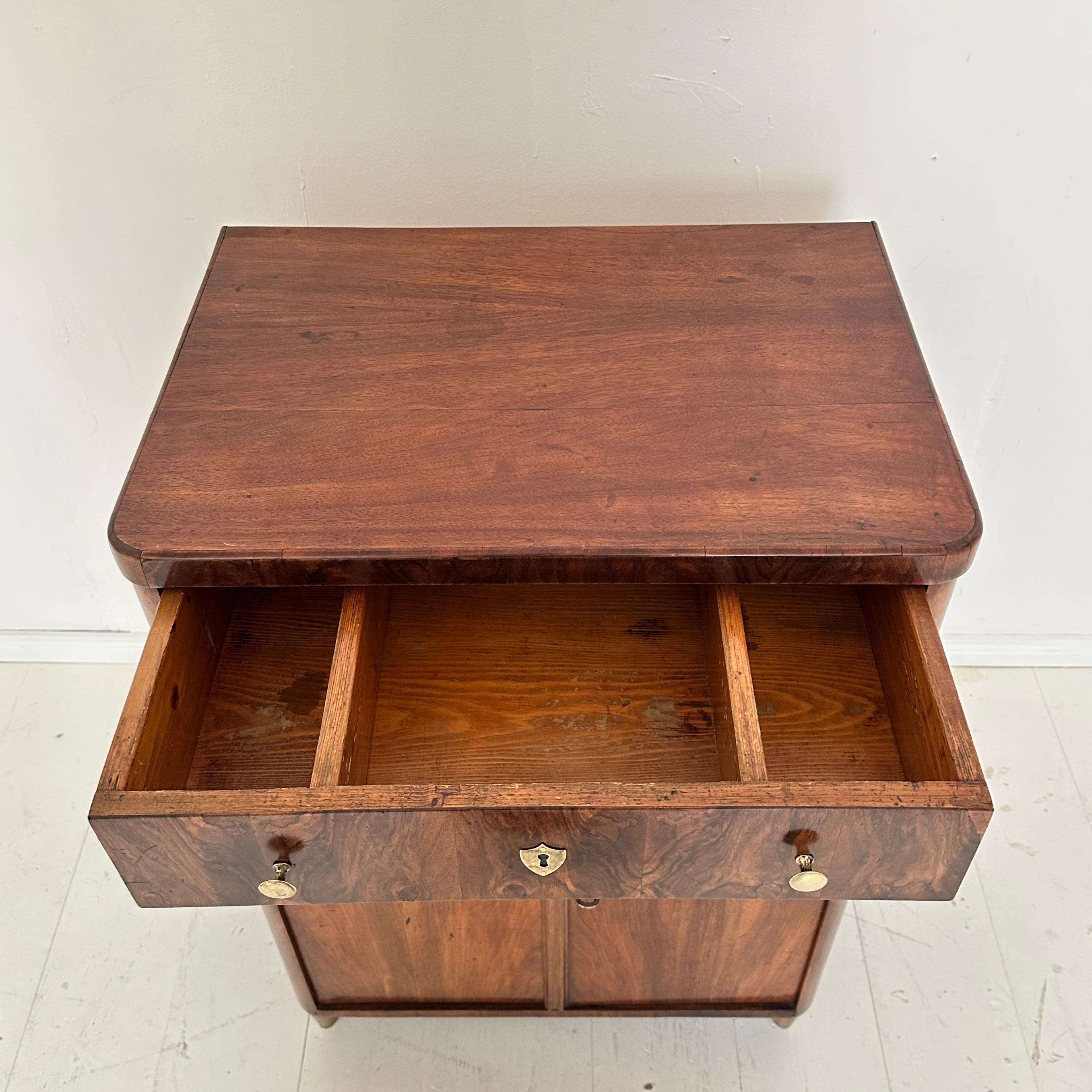 Cassettiera Biedermeier tedesca del XIX secolo / Mezzo armadio in noce, 1830 in vendita 3