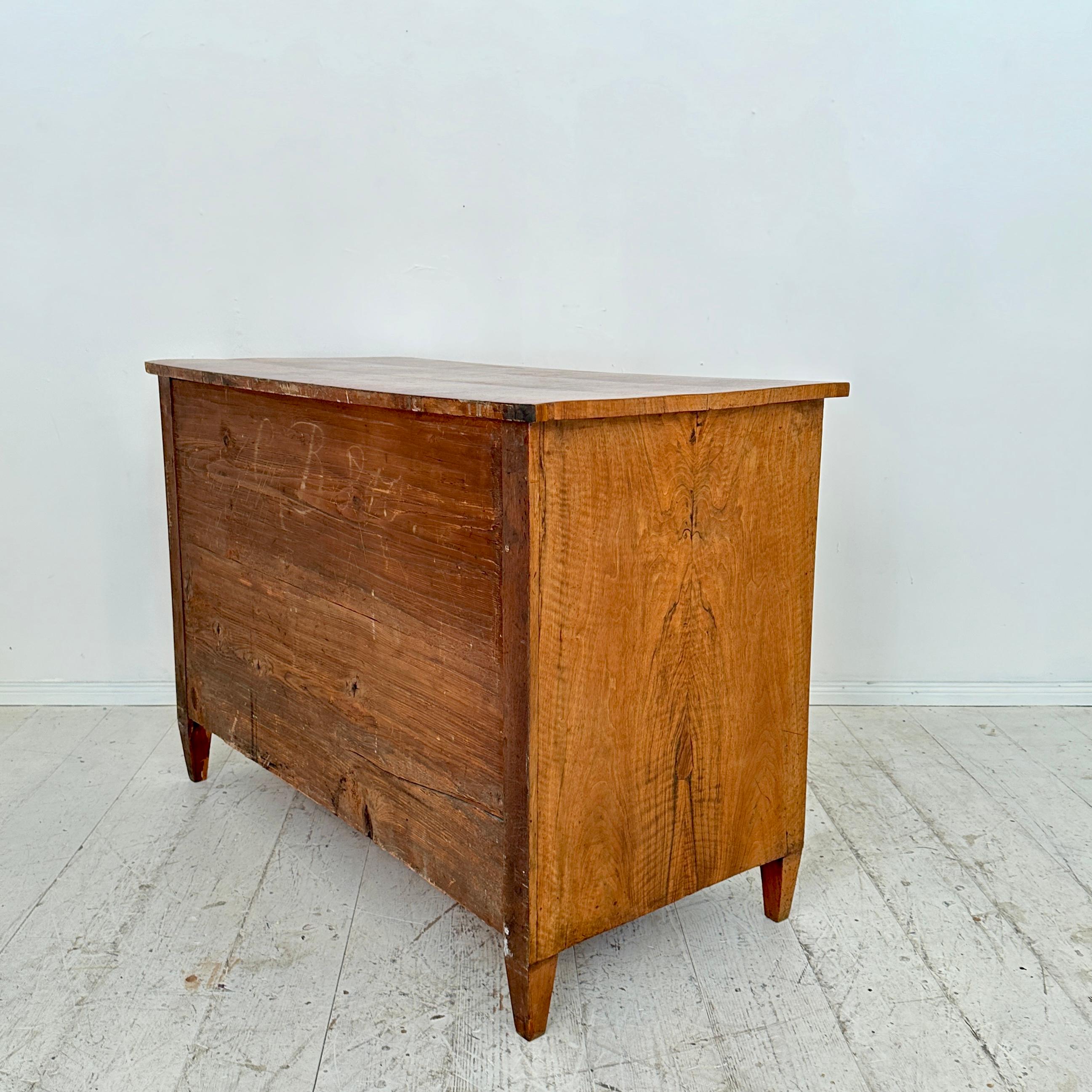 19th Century German Biedermeier Chest of Drawers in Walnut with 3 Drawers, 1820 For Sale 8