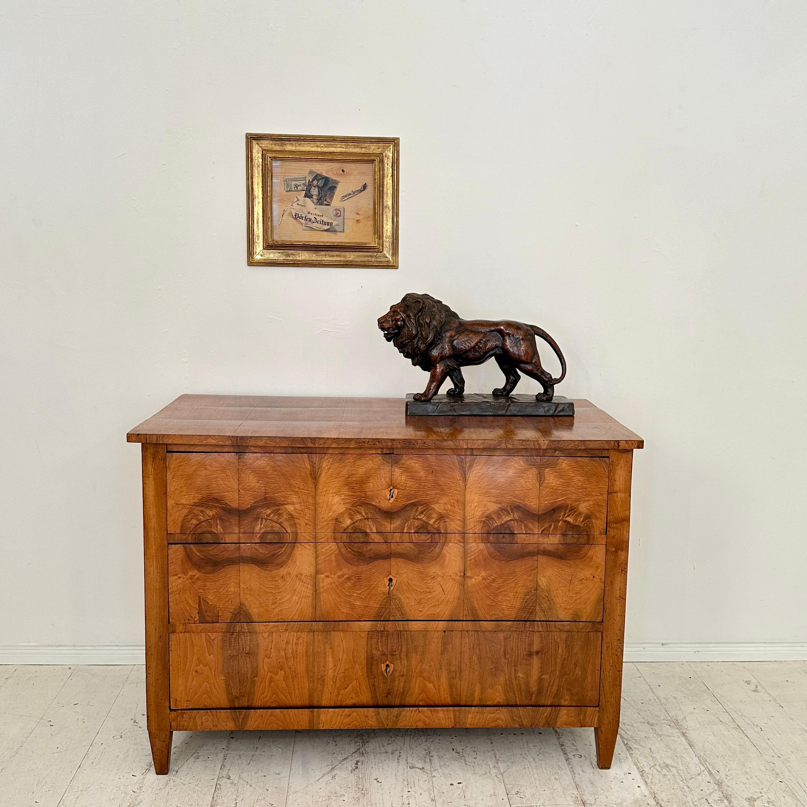 Early 19th Century 19th Century German Biedermeier Chest of Drawers in Walnut with 3 Drawers, 1820 For Sale