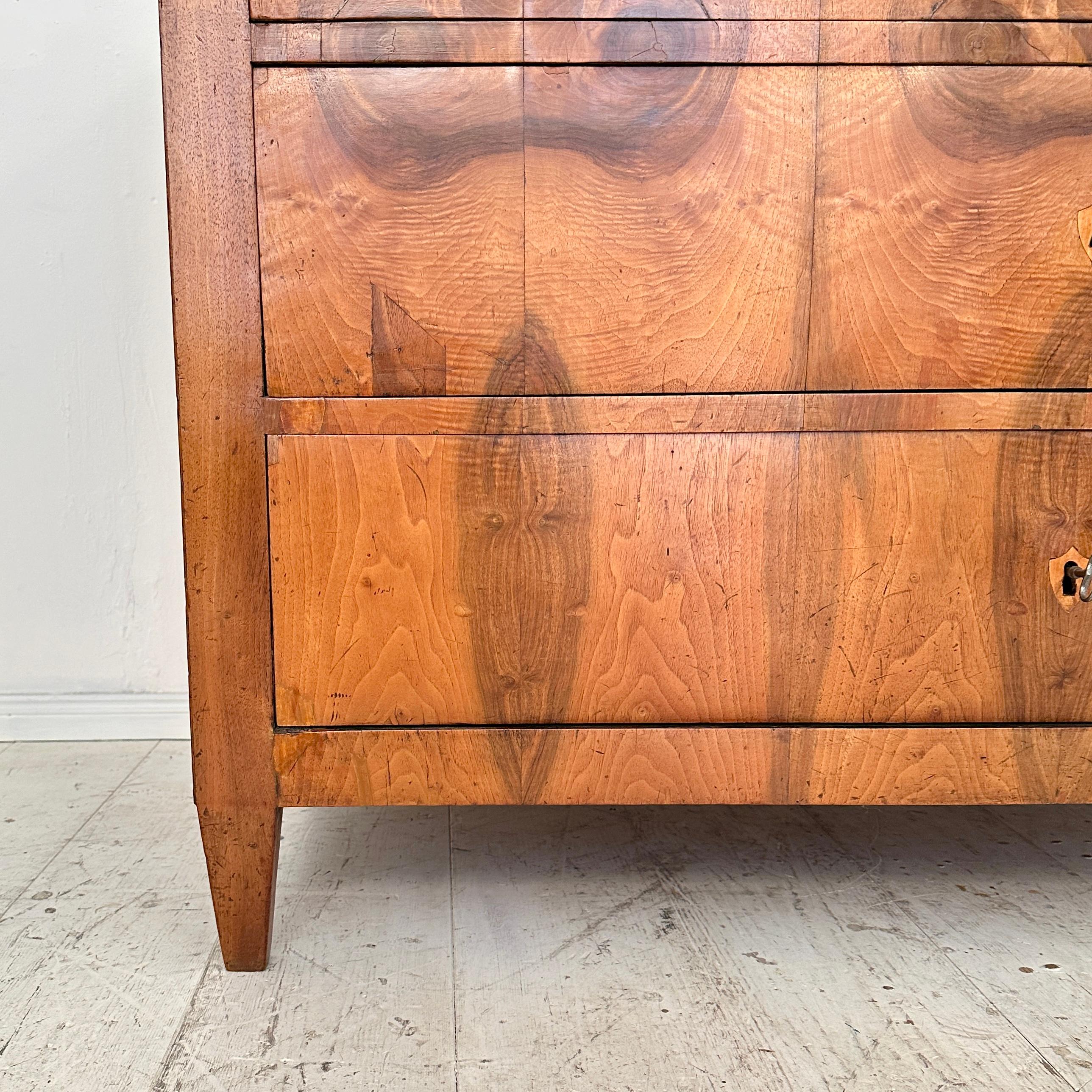 19th Century German Biedermeier Chest of Drawers in Walnut with 3 Drawers, 1820 For Sale 3