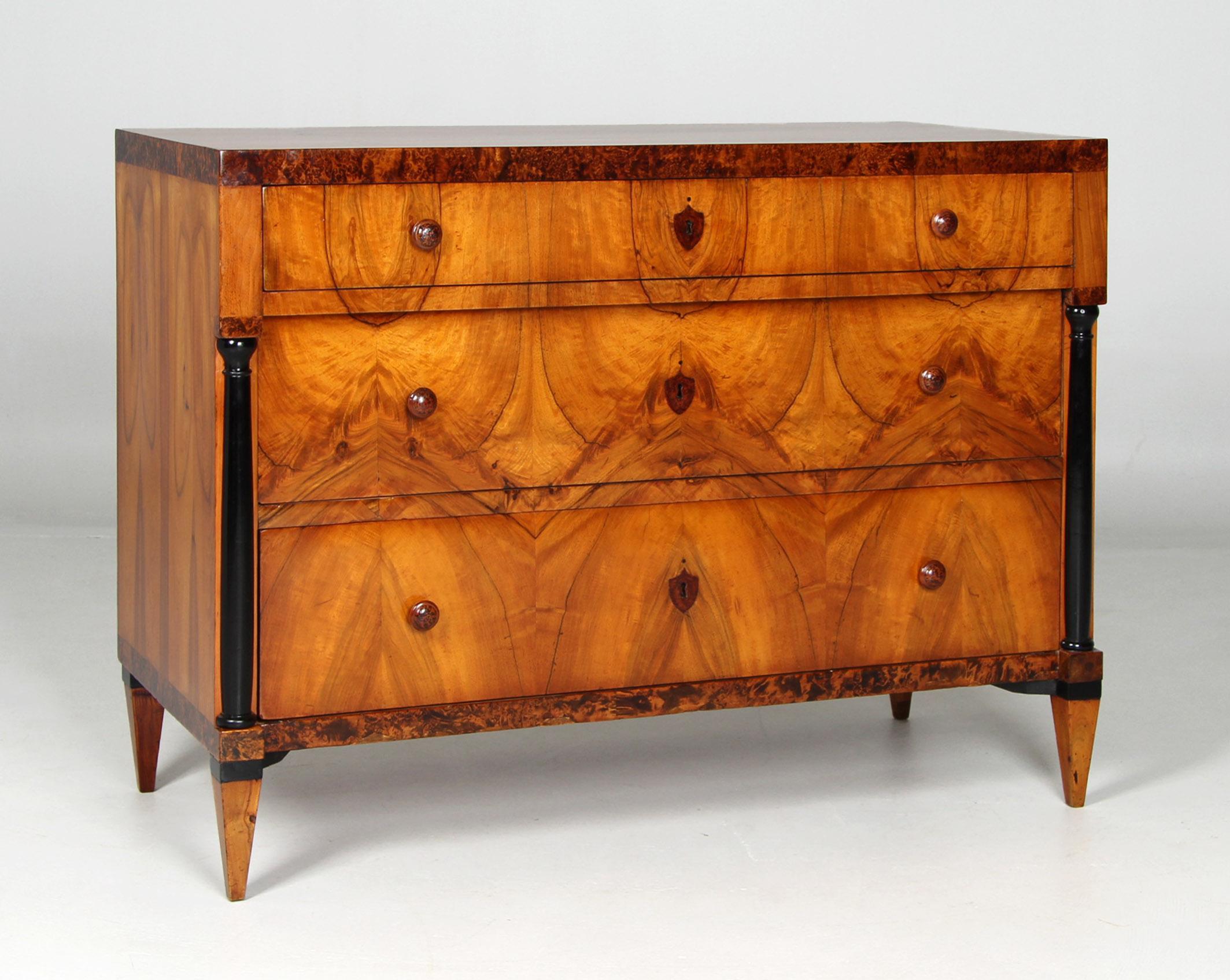 Cassettiera Biedermeier con bordo sbavato

Germania meridionale (Baviera)
Noce
Biedermeier circa 1820

Dimensioni: H. H. x L. x P.: 88 x 118 x 57 cm.

Descrizione:
Un mobile che poggia su gambe appuntite con un'impiallacciatura in noce di