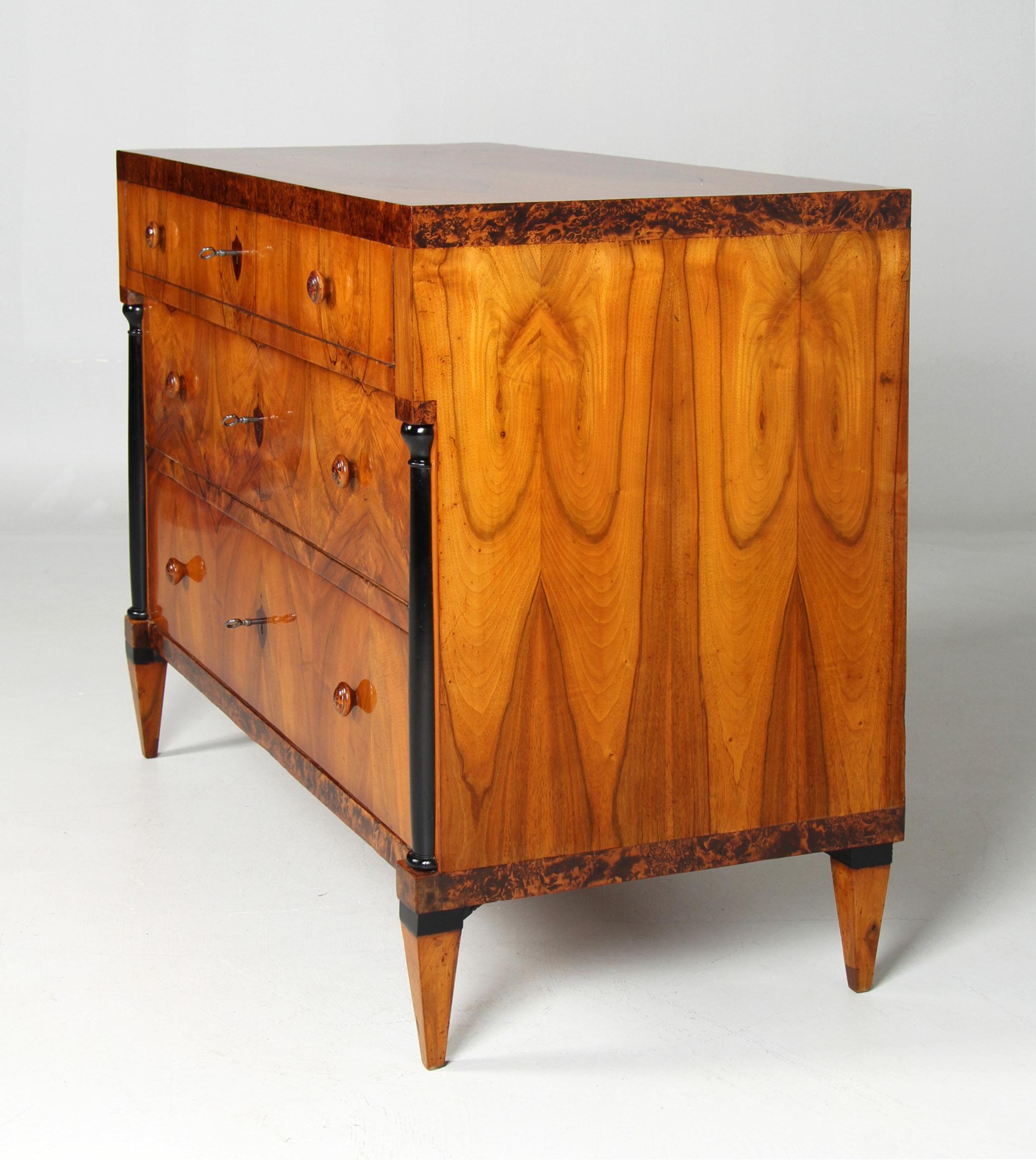 Tedesco Cassettiera Biedermeier tedesca del XIX secolo, noce, Baviera, circa 1820 in vendita