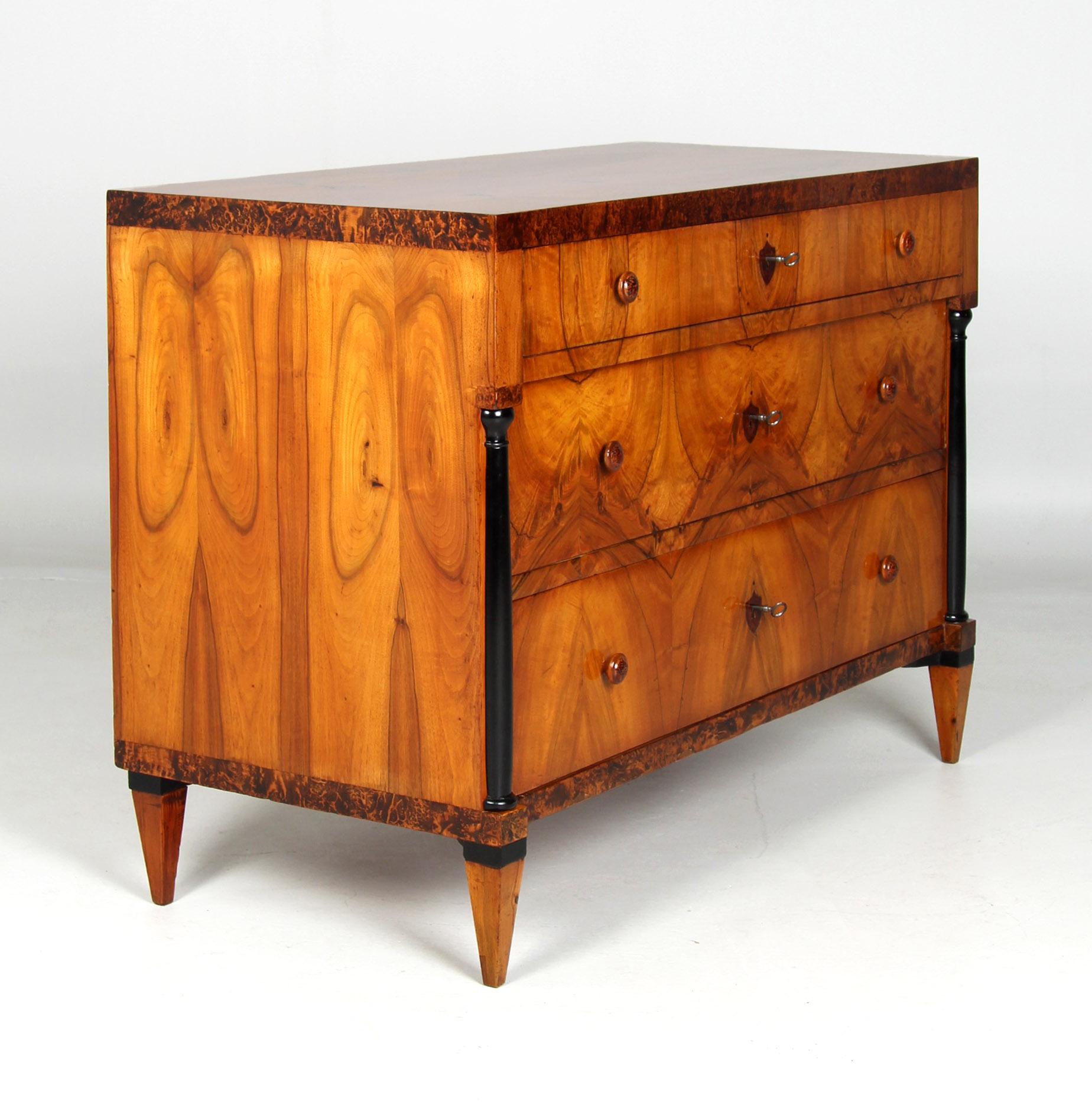 Cassettiera Biedermeier tedesca del XIX secolo, noce, Baviera, circa 1820 In condizioni buone in vendita a Greven, DE