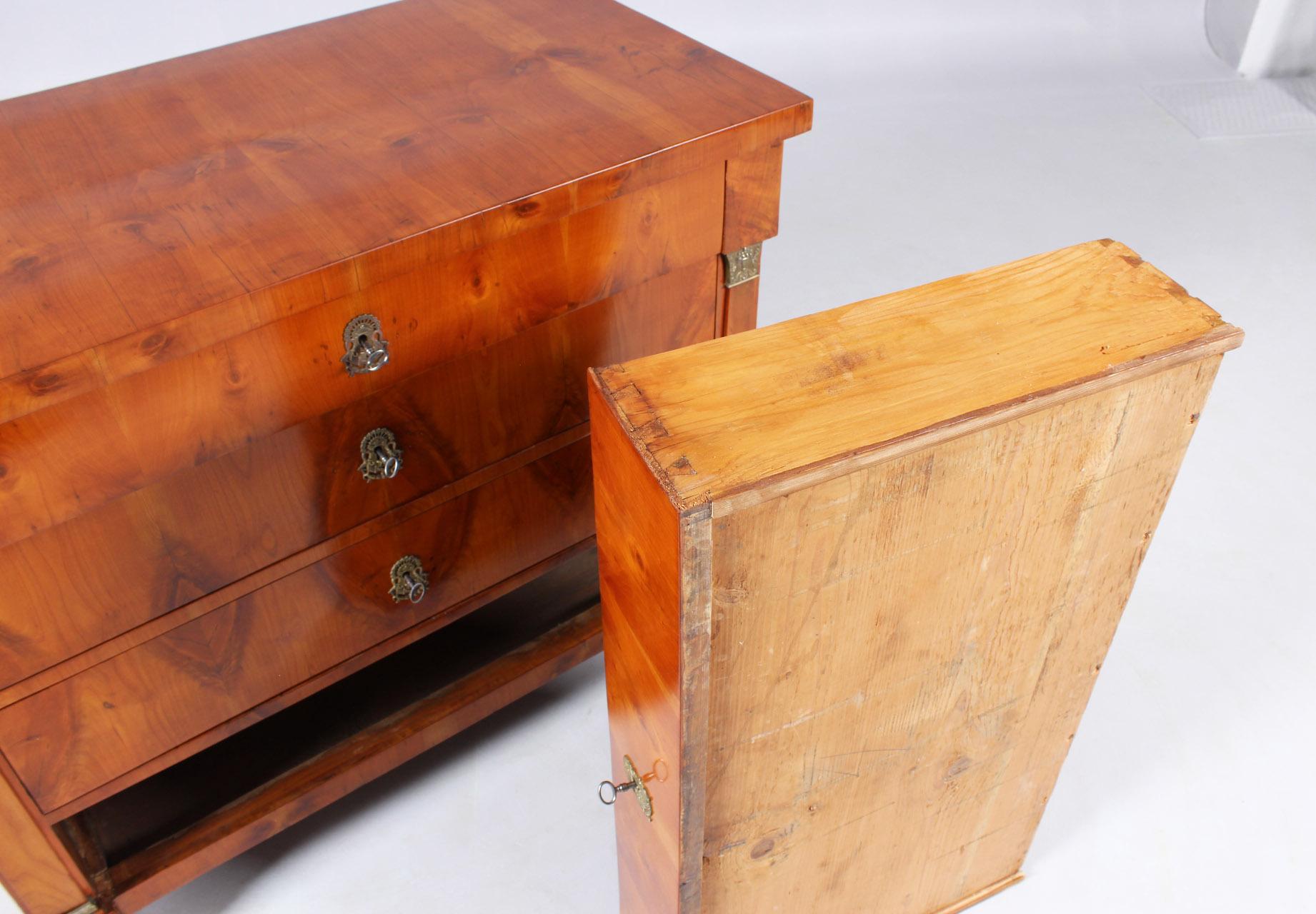 19th Century German Biedermeier Commode, Chest of Drawers Cherrywood, circa 1820 7