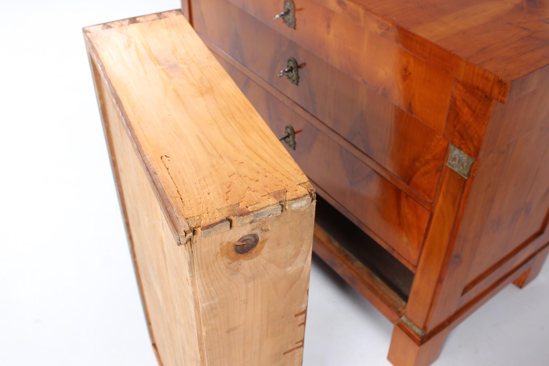 19th Century German Biedermeier Commode, Chest of Drawers Cherrywood, circa 1820 8