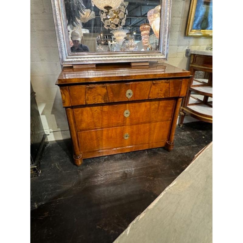 Bellissima commode in noce Biedermeier tedesca del XIX secolo. Finitura eccezionale per questo pezzo e 3 cassetti per riporlo. Superbo!!! Circa 1820.
44,5x 23d x 36h