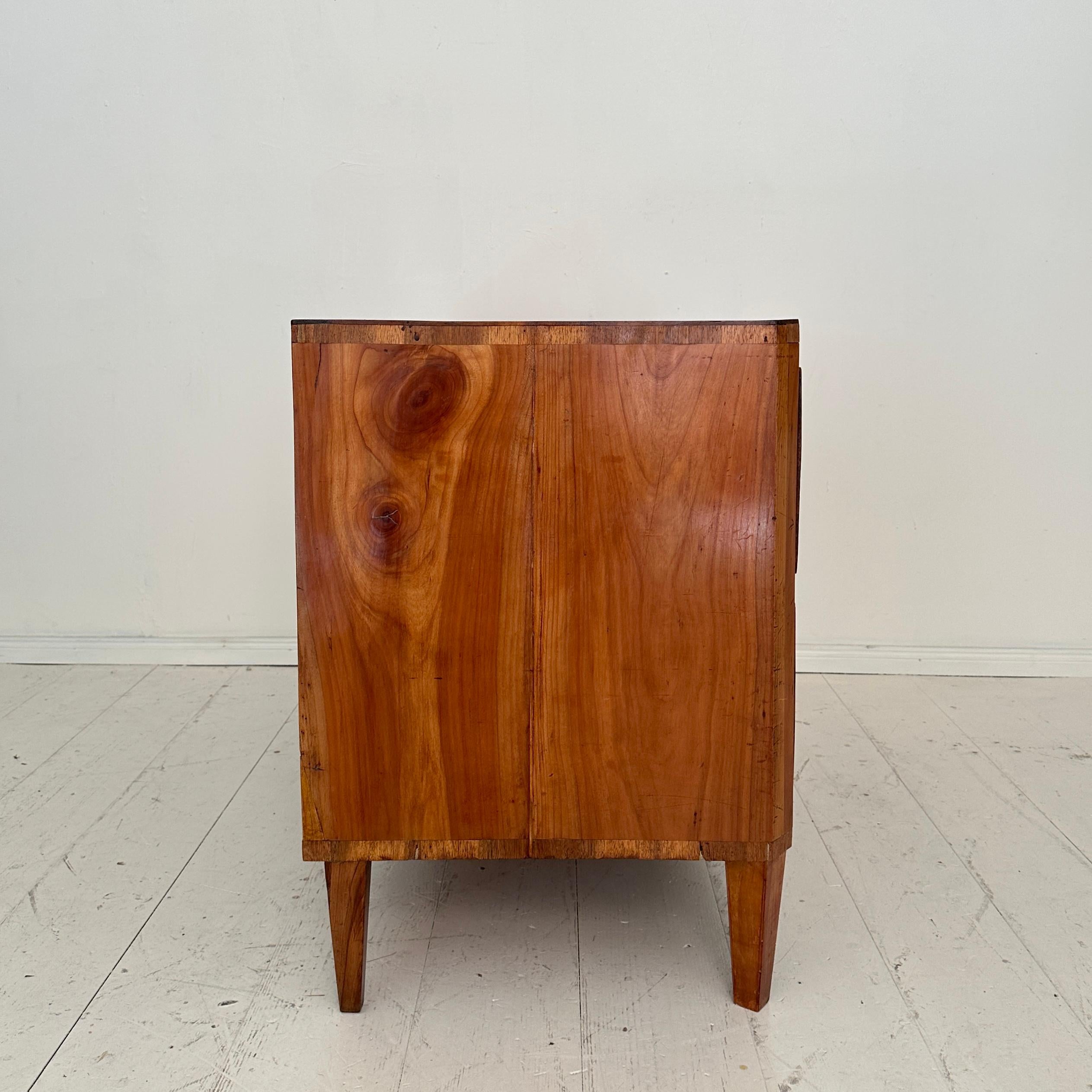 Commodo Biedermeier tedesco del XIX secolo in legno di ciliegio e accessori in ottone, anni '20 del XIX secolo in vendita 4