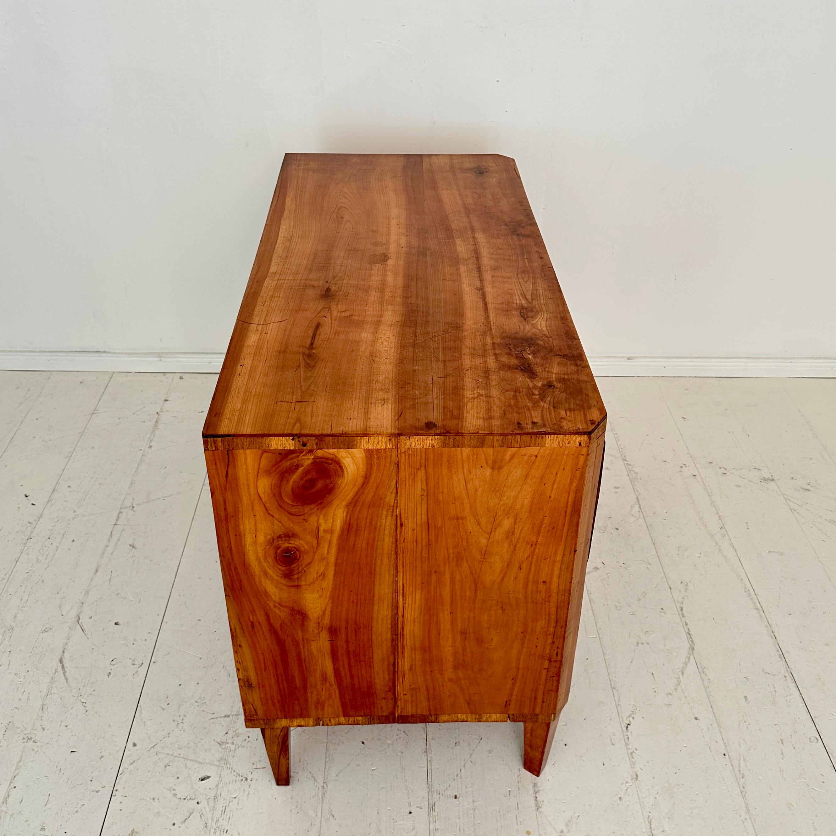 Commodo Biedermeier tedesco del XIX secolo in legno di ciliegio e accessori in ottone, anni '20 del XIX secolo in vendita 5