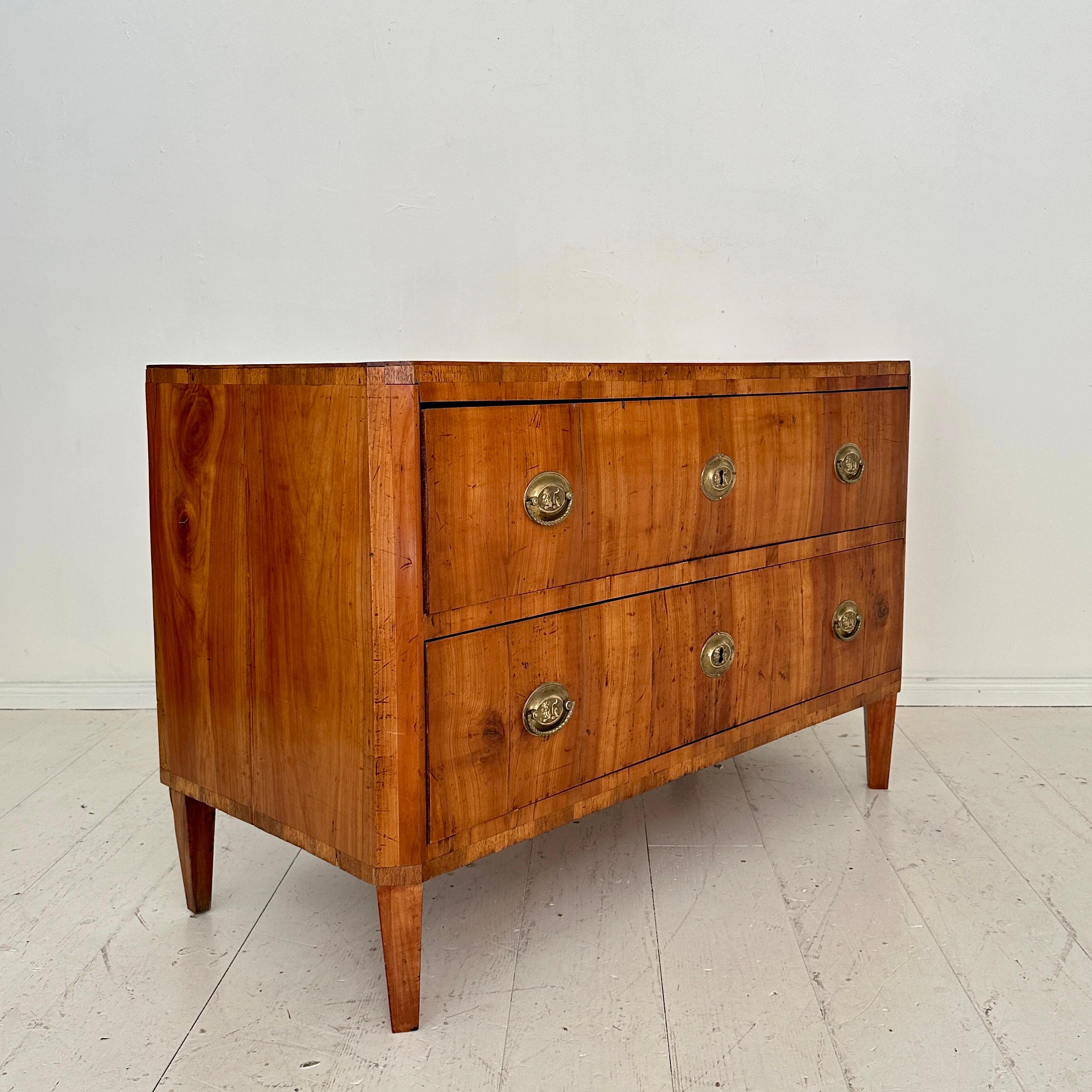 Commodo Biedermeier tedesco del XIX secolo in legno di ciliegio e accessori in ottone, anni '20 del XIX secolo in vendita 6