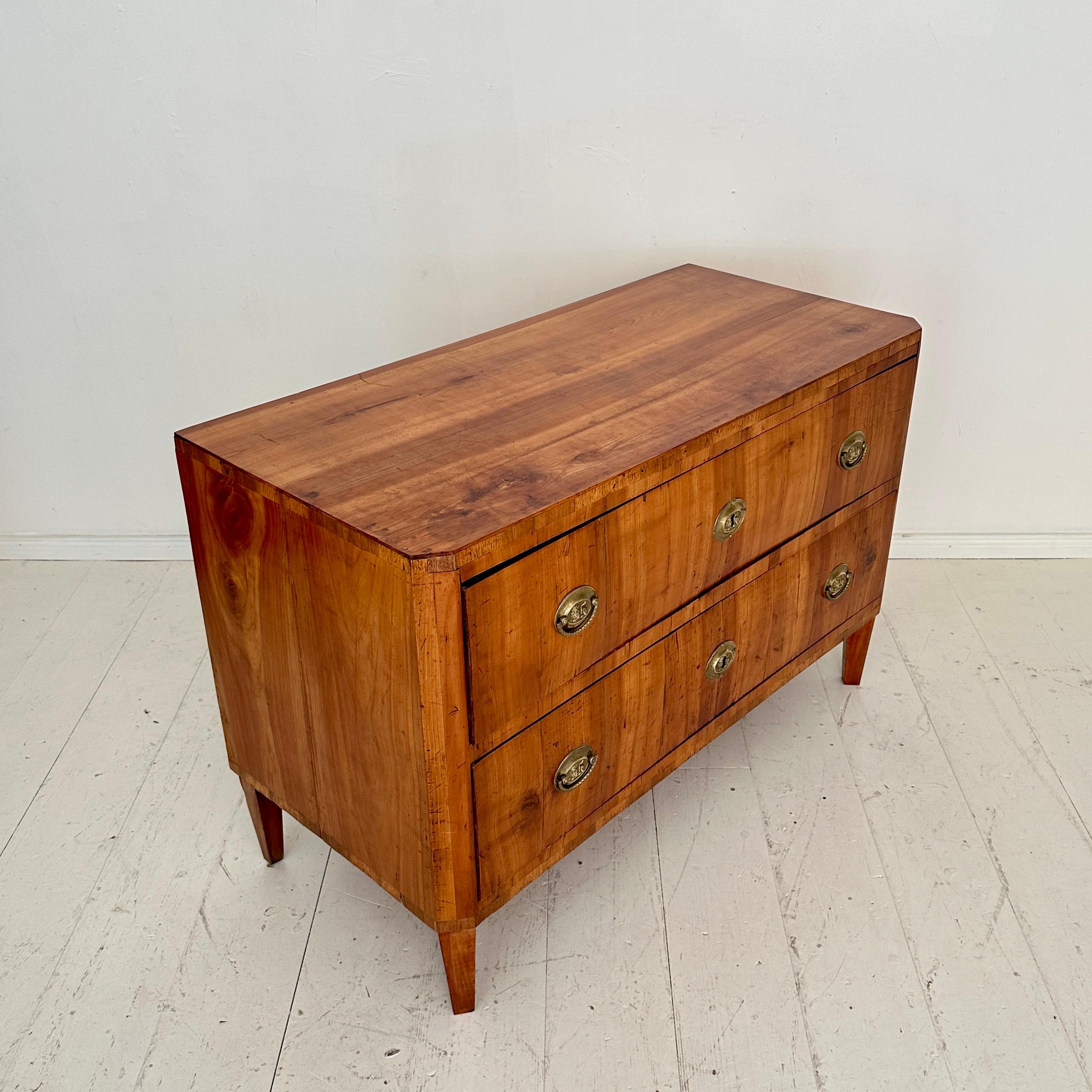 Commodo Biedermeier tedesco del XIX secolo in legno di ciliegio e accessori in ottone, anni '20 del XIX secolo in vendita 7