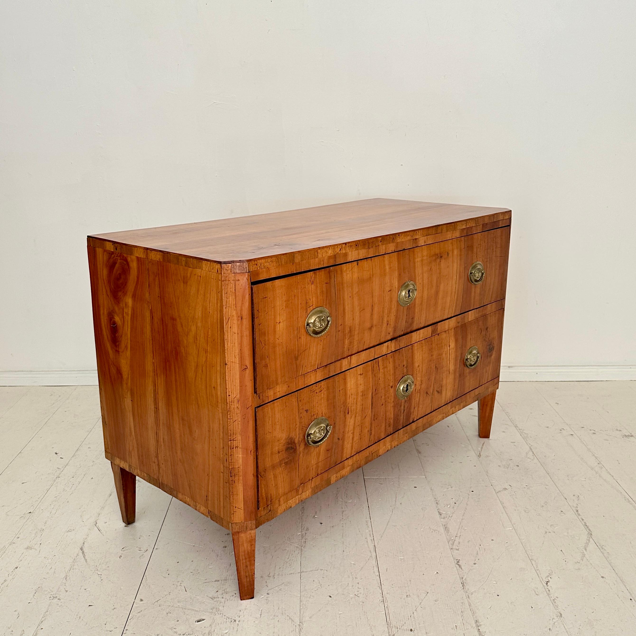 Commodo Biedermeier tedesco del XIX secolo in legno di ciliegio e accessori in ottone, anni '20 del XIX secolo in vendita 8
