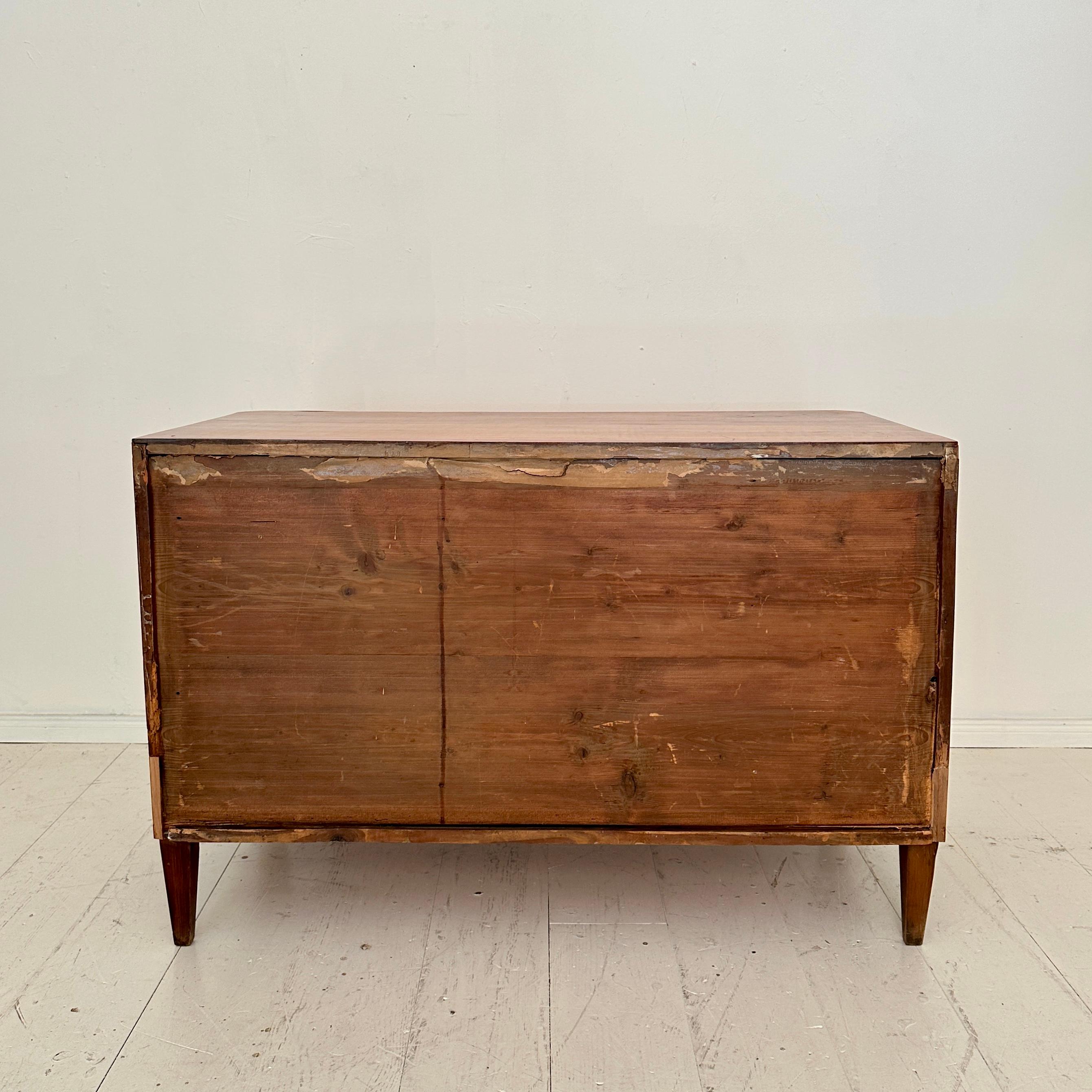 Commodo Biedermeier tedesco del XIX secolo in legno di ciliegio e accessori in ottone, anni '20 del XIX secolo in vendita 9