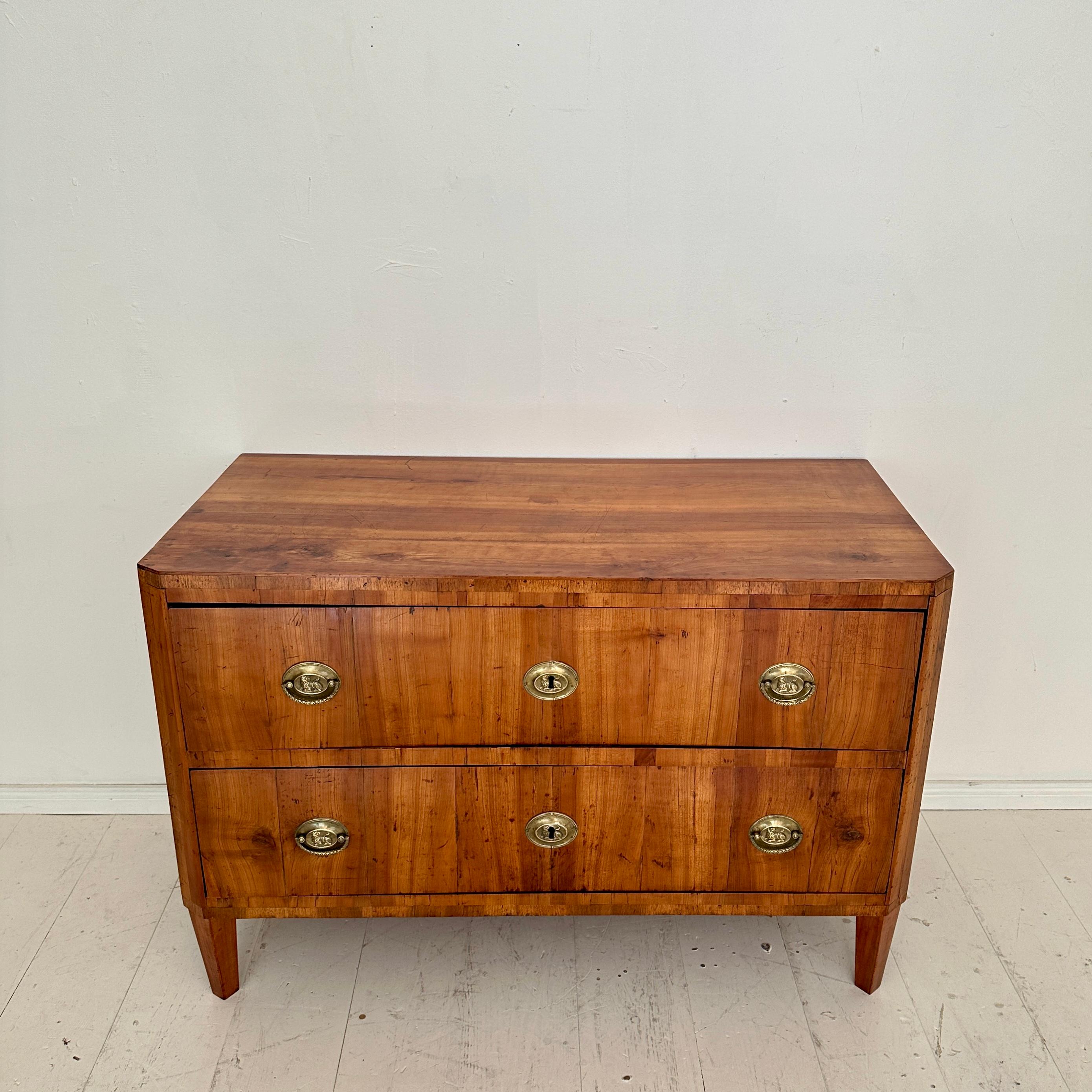 Commodo Biedermeier tedesco del XIX secolo in legno di ciliegio e accessori in ottone, anni '20 del XIX secolo In condizioni buone in vendita a Berlin, DE