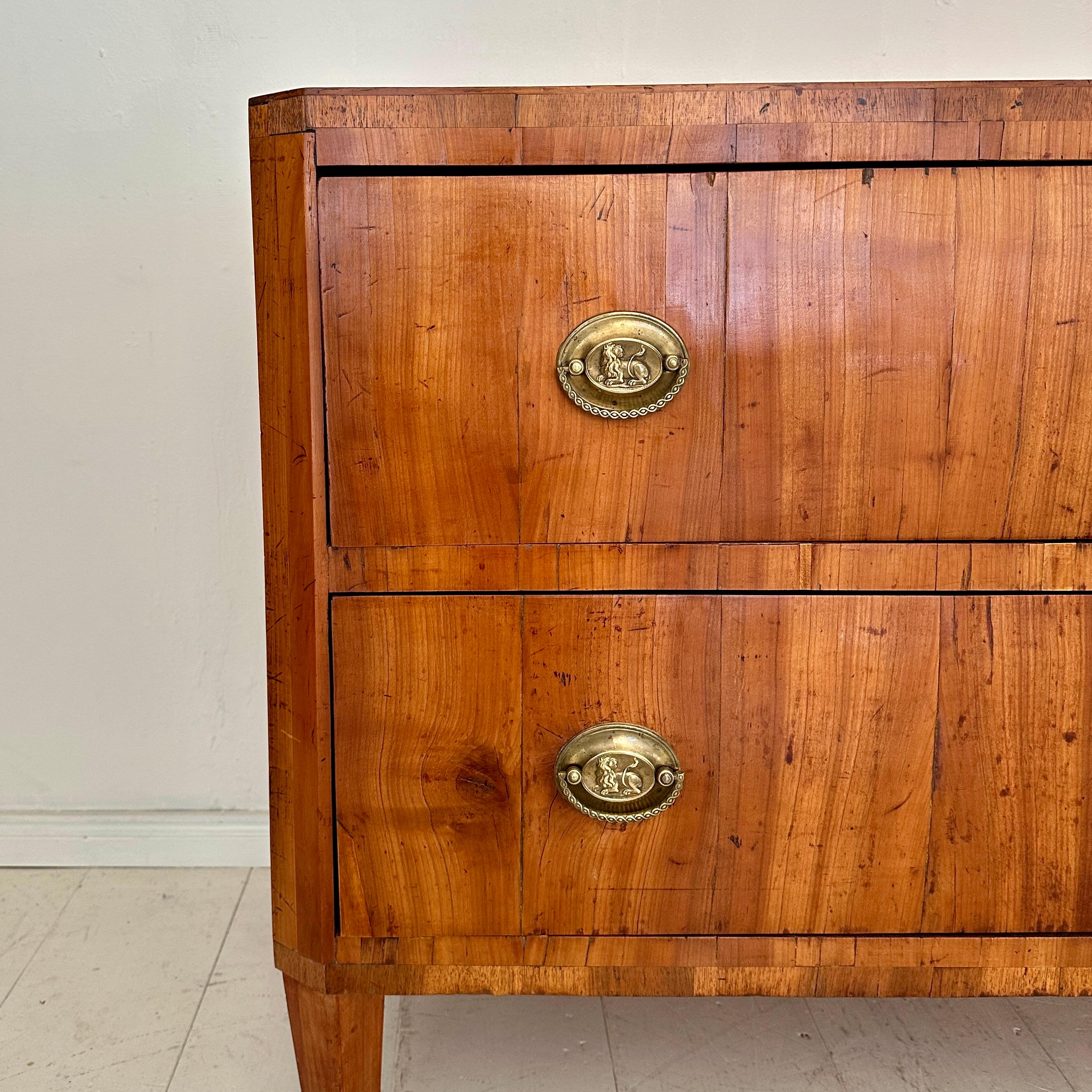 Inizio XIX secolo Commodo Biedermeier tedesco del XIX secolo in legno di ciliegio e accessori in ottone, anni '20 del XIX secolo in vendita