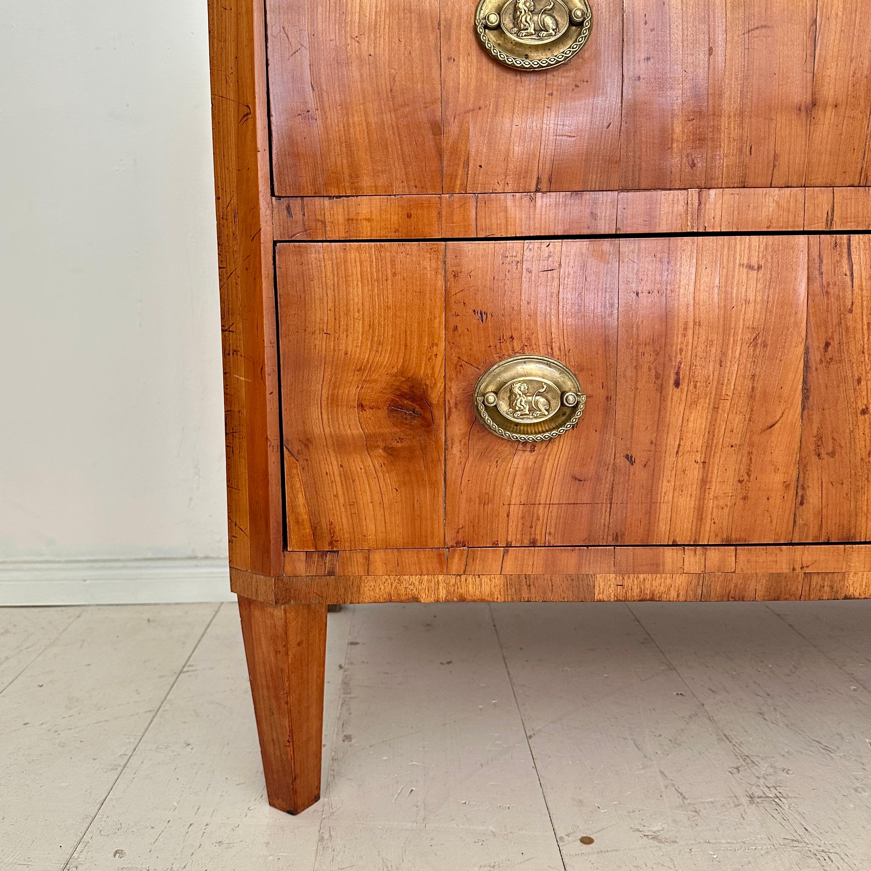 Ottone Commodo Biedermeier tedesco del XIX secolo in legno di ciliegio e accessori in ottone, anni '20 del XIX secolo in vendita