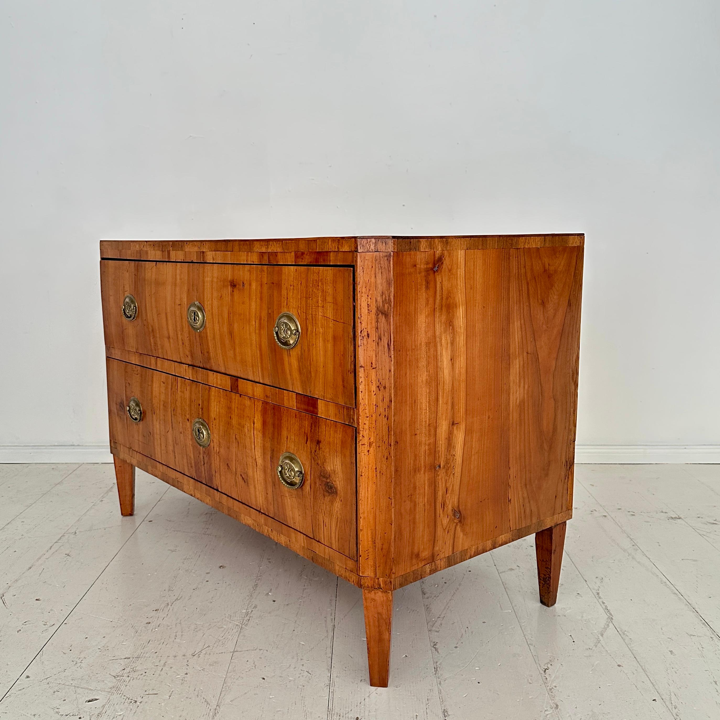 Commodo Biedermeier tedesco del XIX secolo in legno di ciliegio e accessori in ottone, anni '20 del XIX secolo in vendita 1