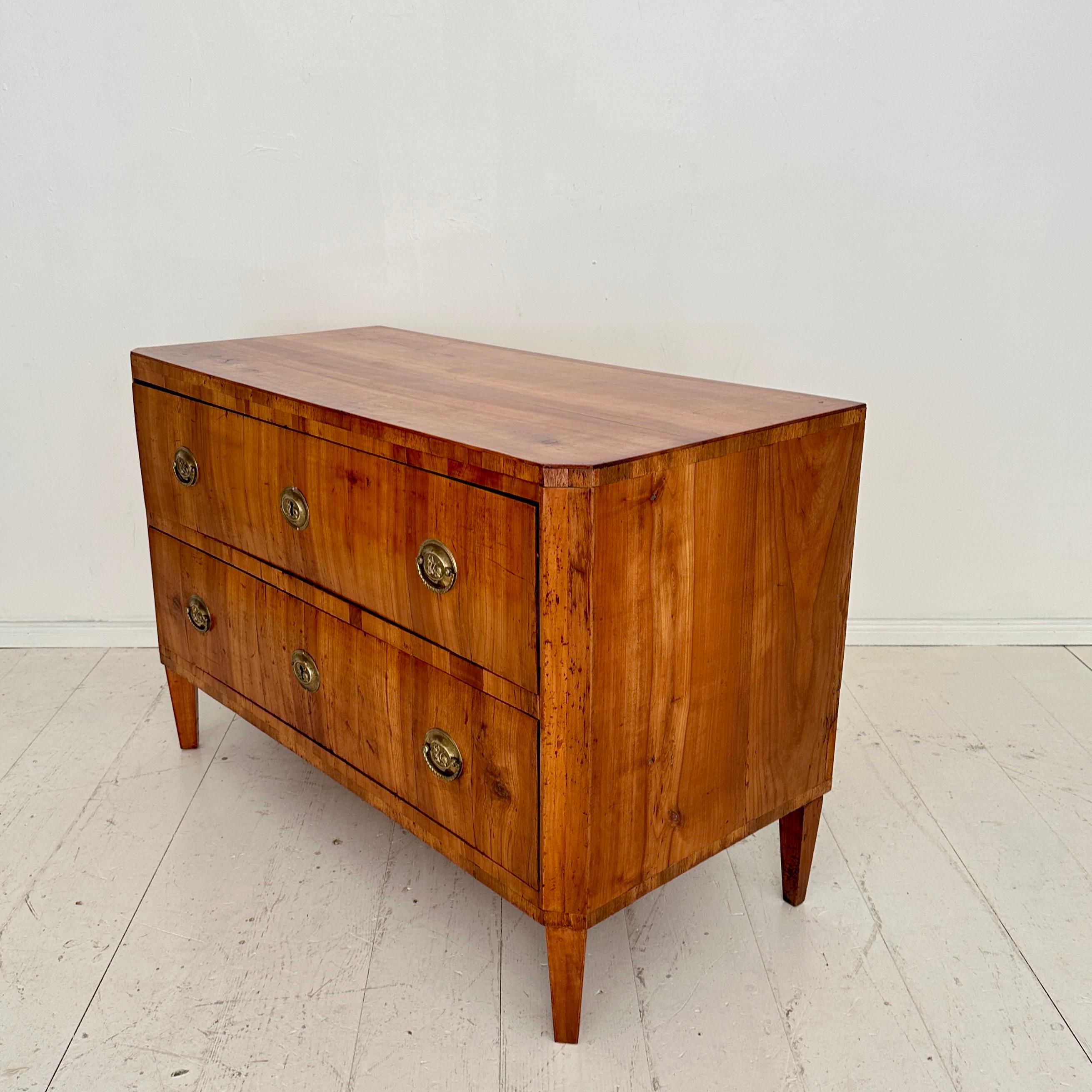 Commodo Biedermeier tedesco del XIX secolo in legno di ciliegio e accessori in ottone, anni '20 del XIX secolo in vendita 2