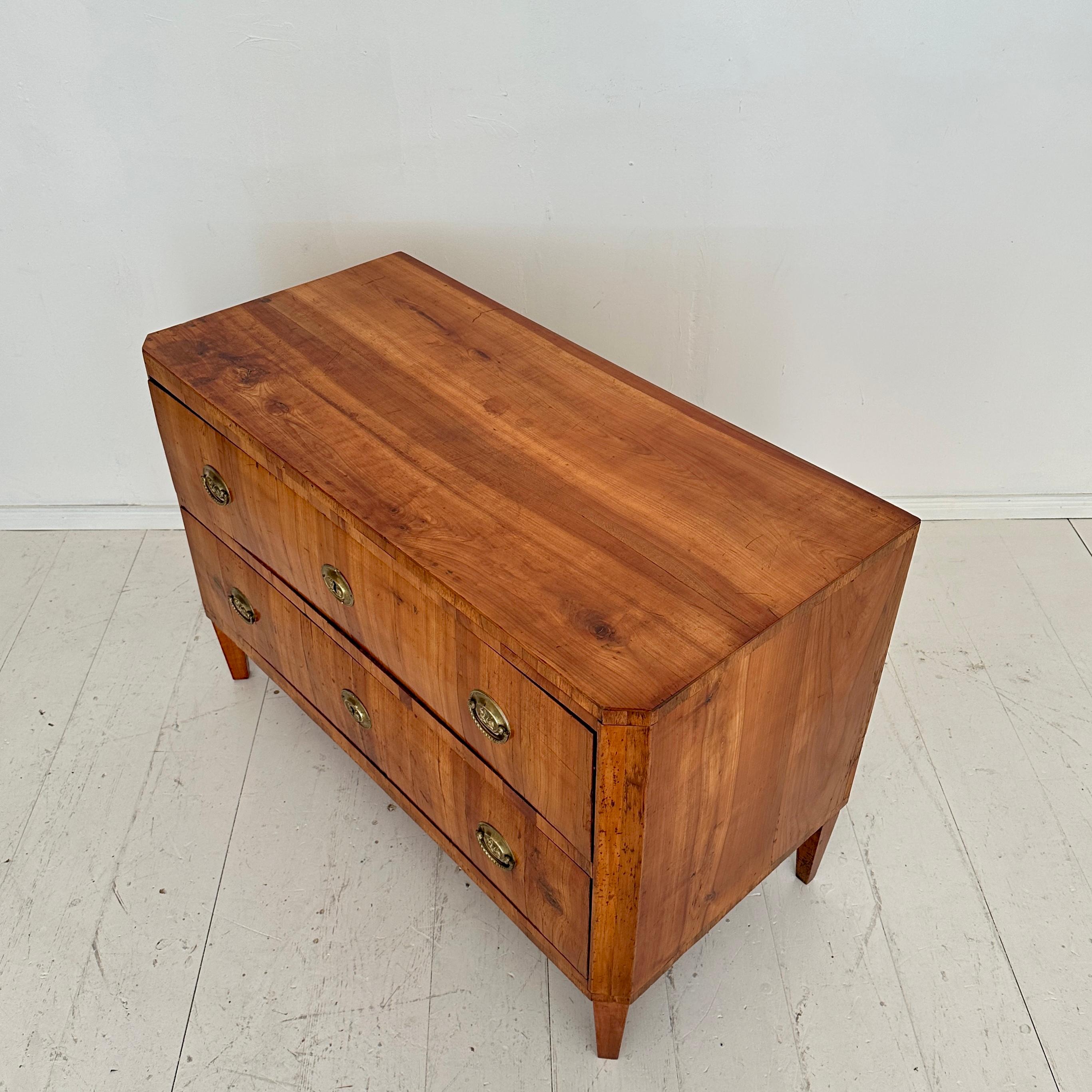 Commodo Biedermeier tedesco del XIX secolo in legno di ciliegio e accessori in ottone, anni '20 del XIX secolo in vendita 3
