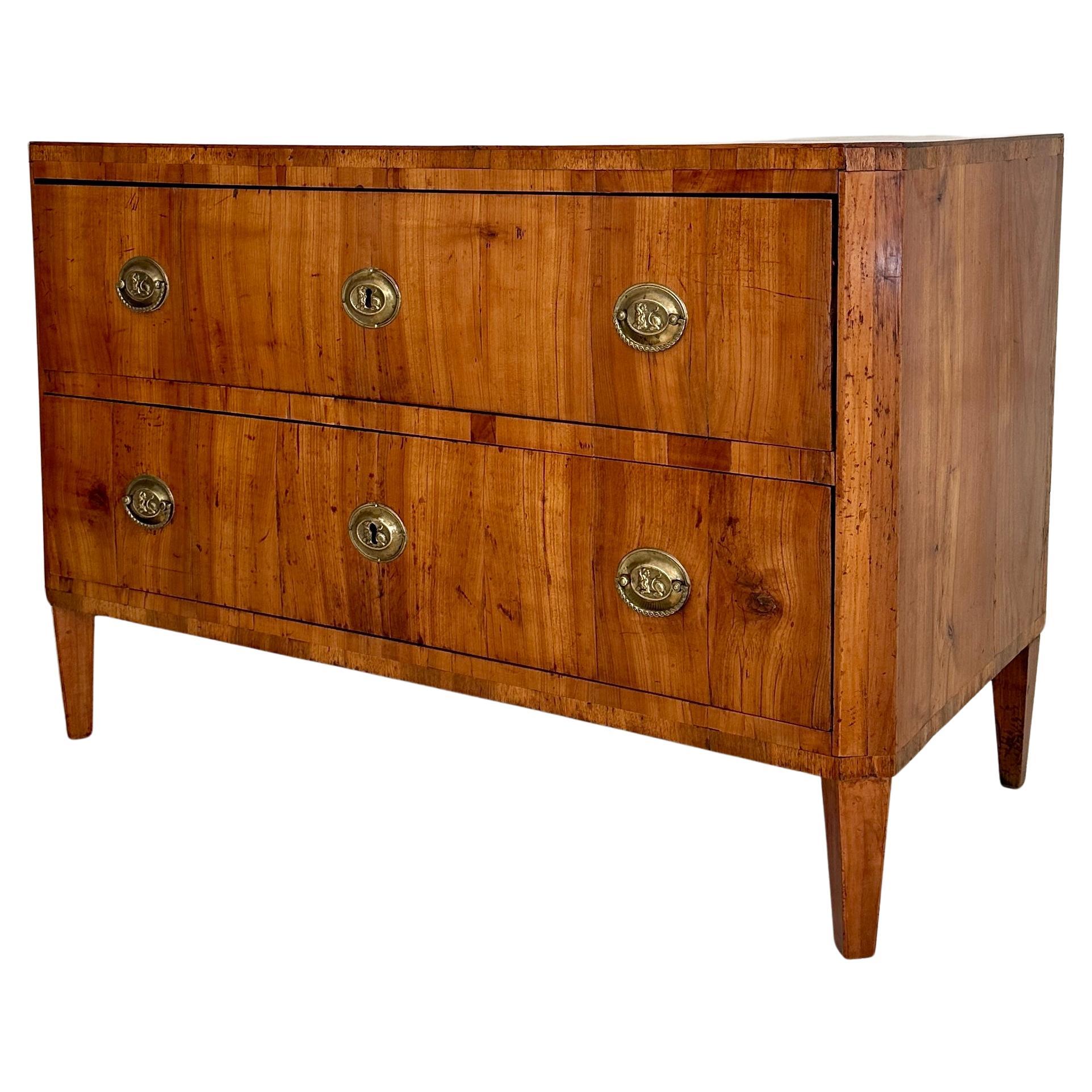 Commodo Biedermeier tedesco del XIX secolo in legno di ciliegio e accessori in ottone, anni '20 del XIX secolo in vendita