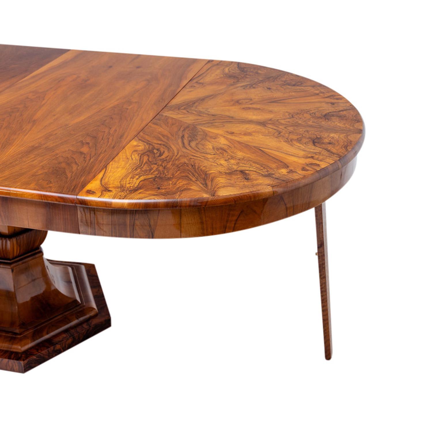 19. Jahrhundert Deutscher Biedermeier Ausziehbarer Antiker Nussbaum Esszimmertisch im Angebot 3