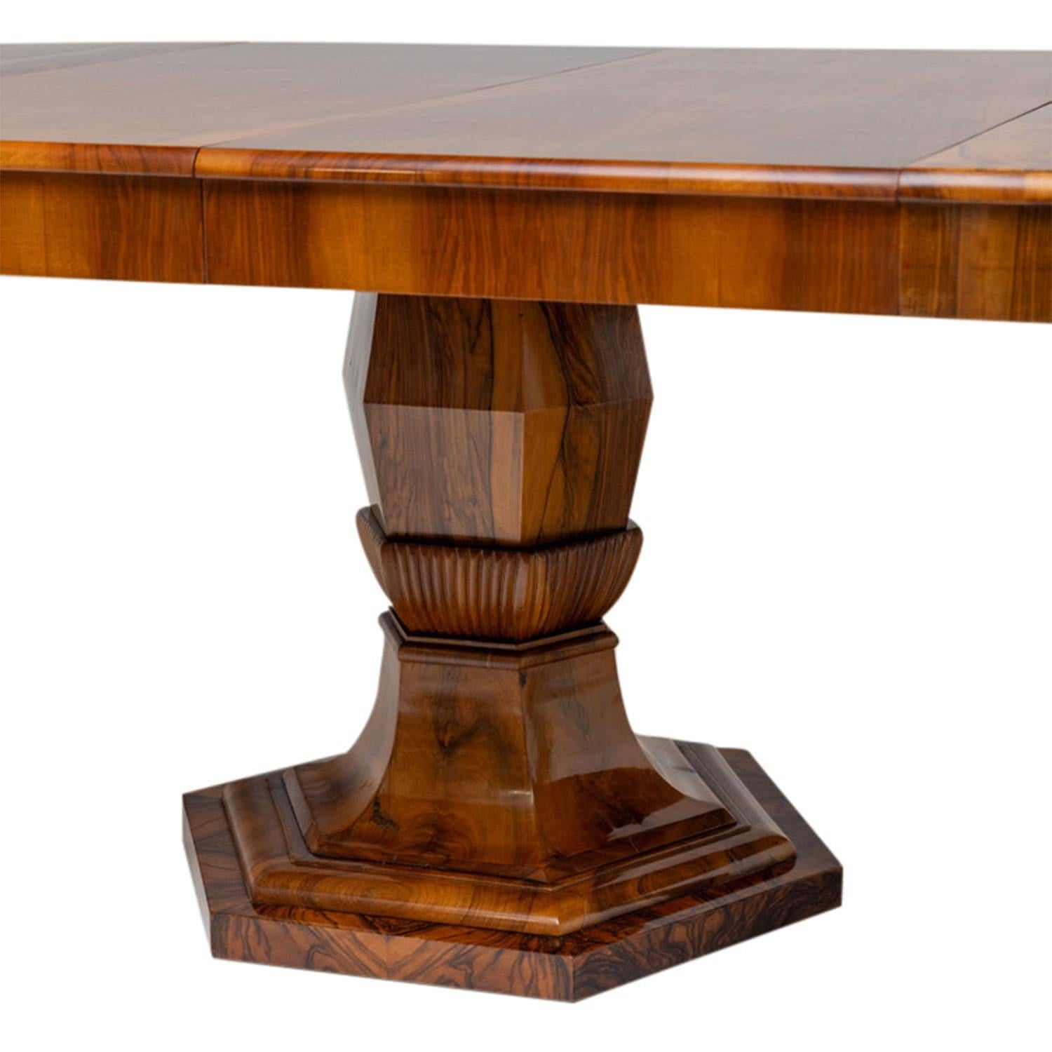 19. Jahrhundert Deutscher Biedermeier Ausziehbarer Antiker Nussbaum Esszimmertisch im Angebot 4