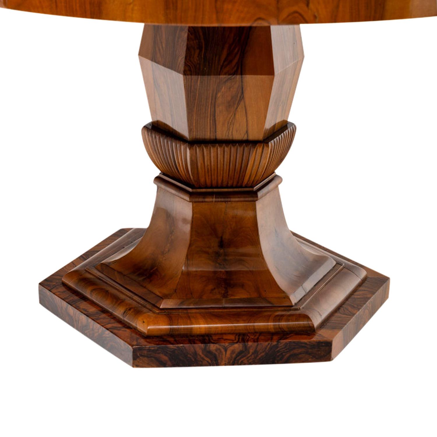 19. Jahrhundert Deutscher Biedermeier Ausziehbarer Antiker Nussbaum Esszimmertisch im Angebot 5