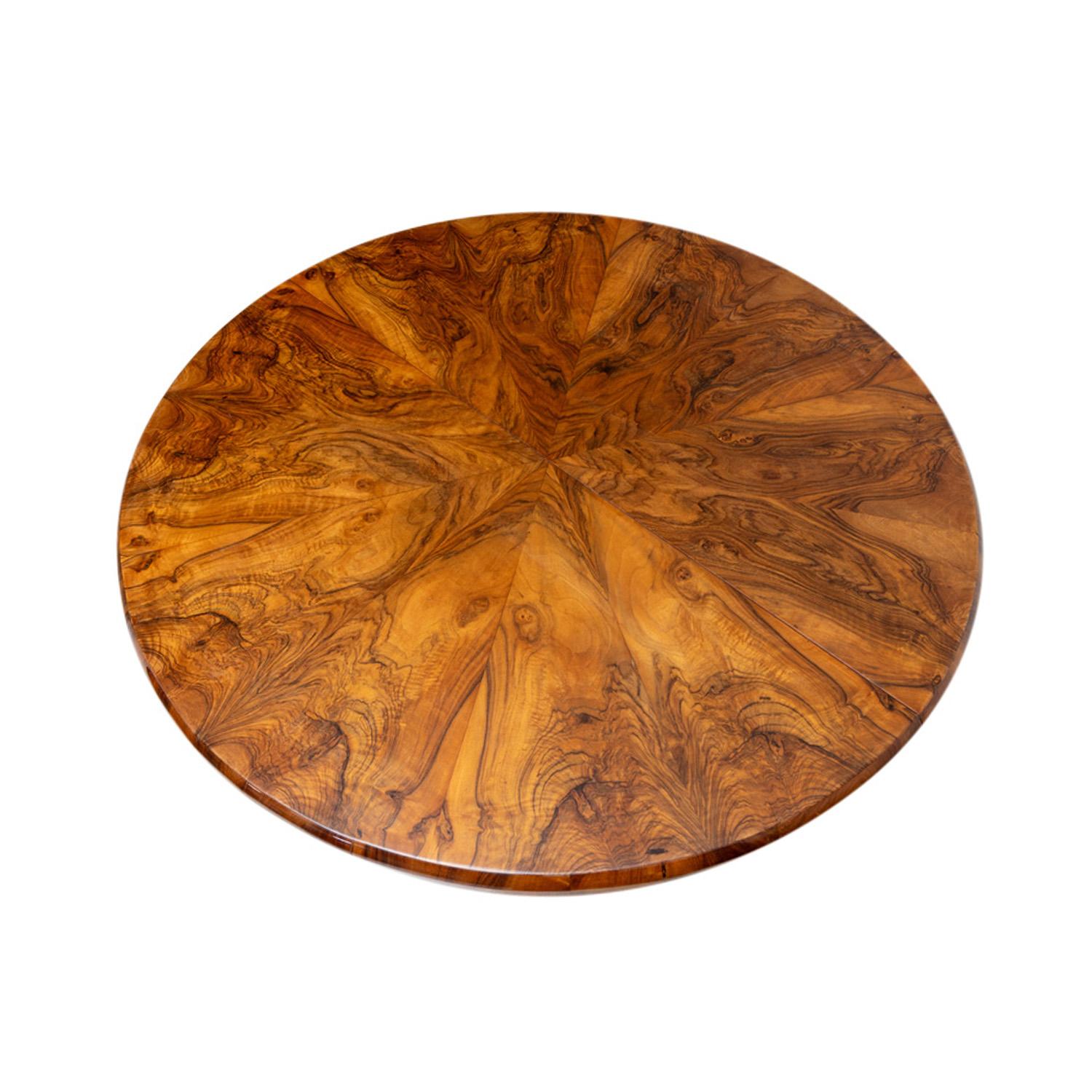 19. Jahrhundert Deutscher Biedermeier Ausziehbarer Antiker Nussbaum Esszimmertisch (Handgeschnitzt) im Angebot