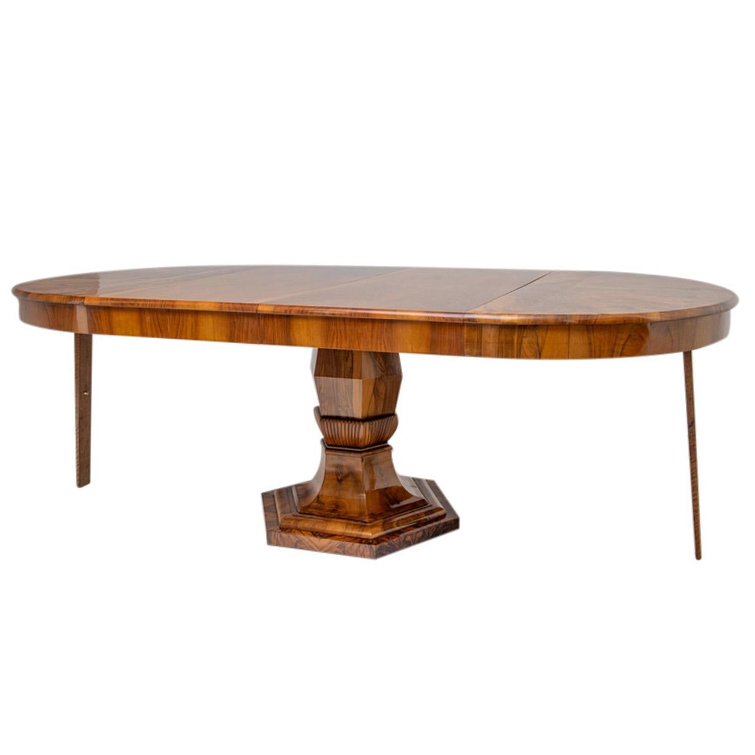 19. Jahrhundert Deutscher Biedermeier Ausziehbarer Antiker Nussbaum Esszimmertisch im Zustand „Gut“ im Angebot in West Palm Beach, FL