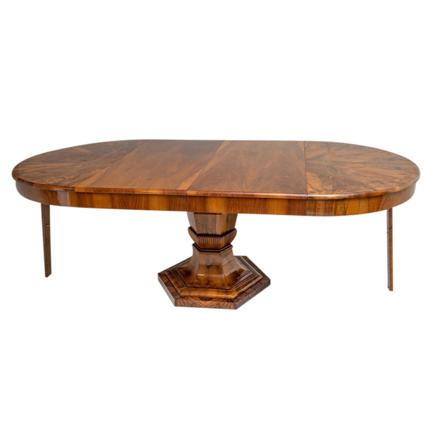 19. Jahrhundert Deutscher Biedermeier Ausziehbarer Antiker Nussbaum Esszimmertisch (Walnuss) im Angebot