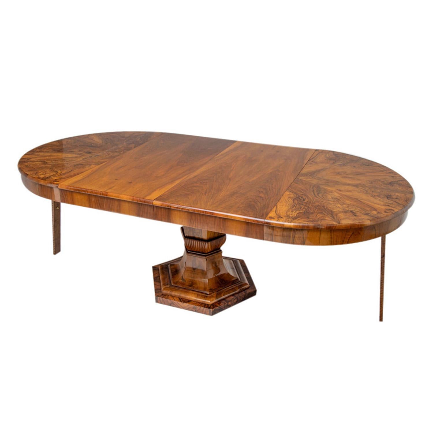 19. Jahrhundert Deutscher Biedermeier Ausziehbarer Antiker Nussbaum Esszimmertisch im Angebot 1