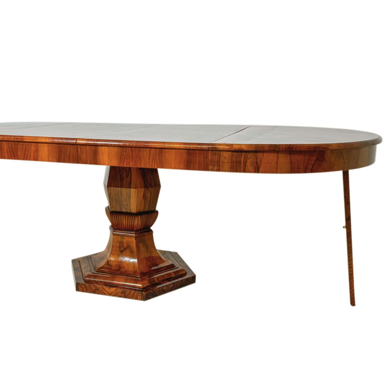 19. Jahrhundert Deutscher Biedermeier Ausziehbarer Antiker Nussbaum Esszimmertisch im Angebot 2