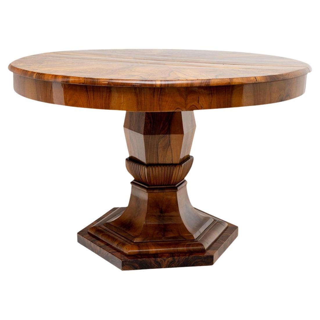 19. Jahrhundert Deutscher Biedermeier Ausziehbarer Antiker Nussbaum Esszimmertisch im Angebot