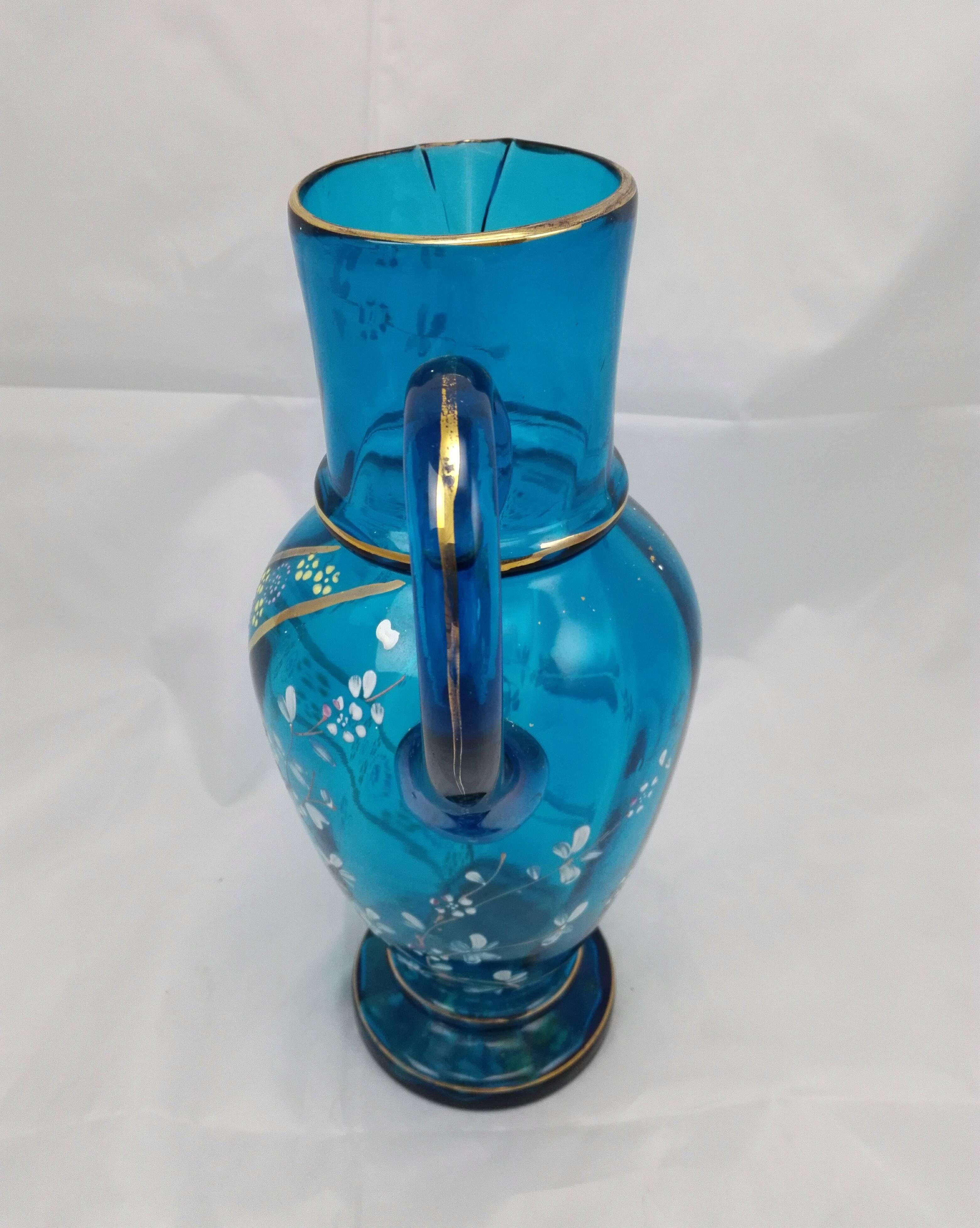 19th Century German Biedermeier Light Blue Mouth Blown Glass Jug Hand-Painted In Good Condition For Sale In Osnabrück, DE
