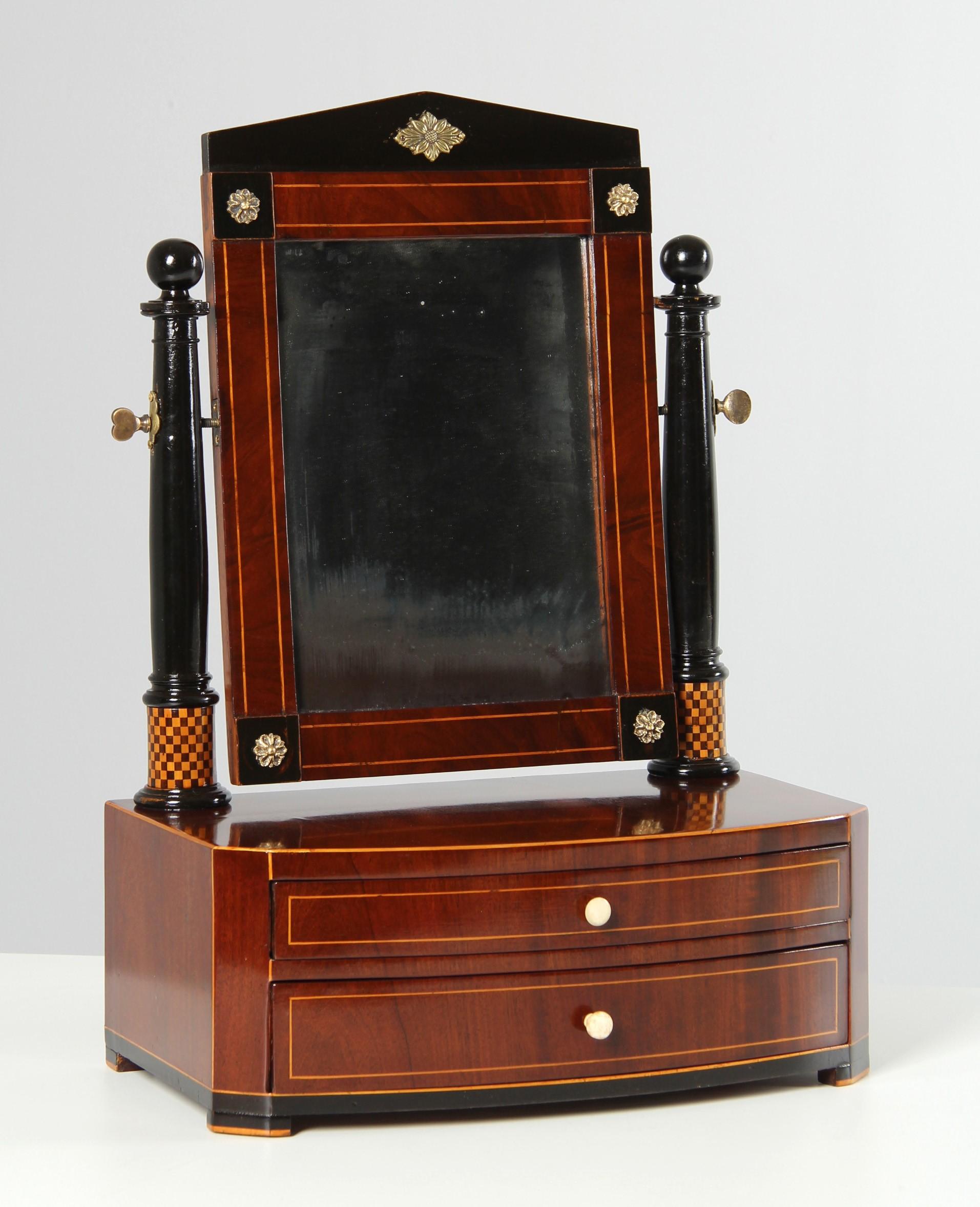 Espejo de maquillaje Biedermeier - llamado Psique

Norte de Alemania (Hamburgo)
Caoba, arce
Fechada 1832

Dimensiones: Alto x Ancho x Fondo: 53 x 37 x 23 cm

Descripción:
Espejo de maquillaje elegante y excepcionalmente elaborado del periodo