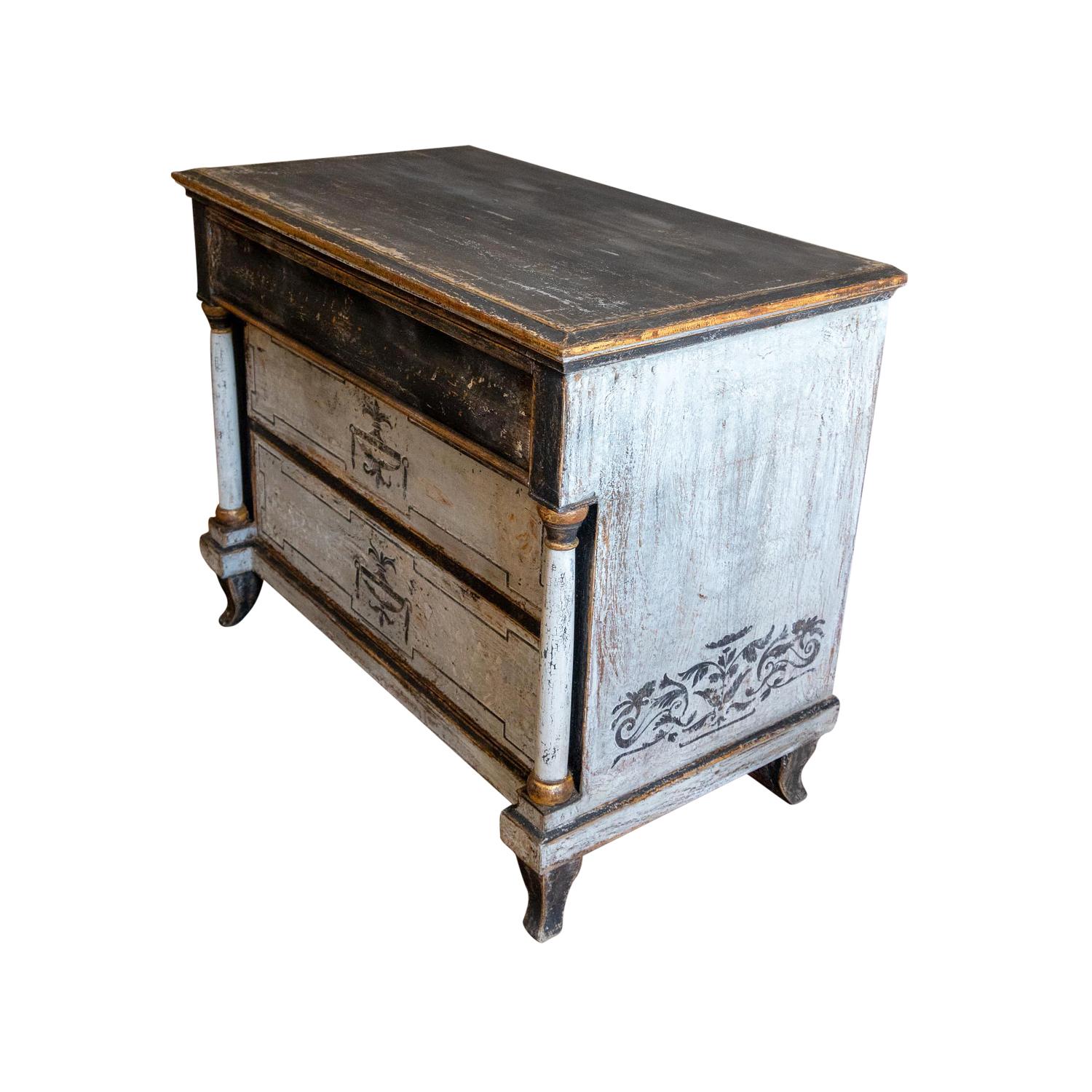 Deutsche Biedermeier-Kommode aus Kiefernholz des 19. Jahrhunderts – antiker Beistelltisch für ein Bett (Handgeschnitzt) im Angebot
