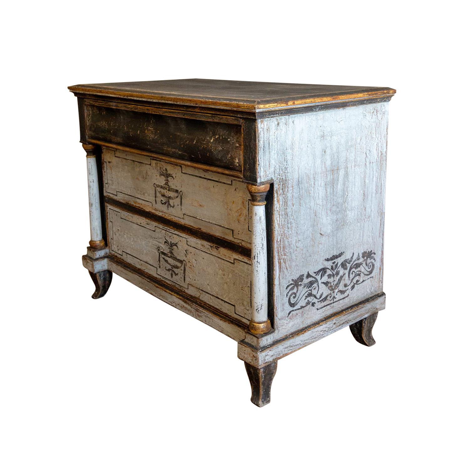 Deutsche Biedermeier-Kommode aus Kiefernholz des 19. Jahrhunderts – antiker Beistelltisch für ein Bett im Zustand „Gut“ im Angebot in West Palm Beach, FL