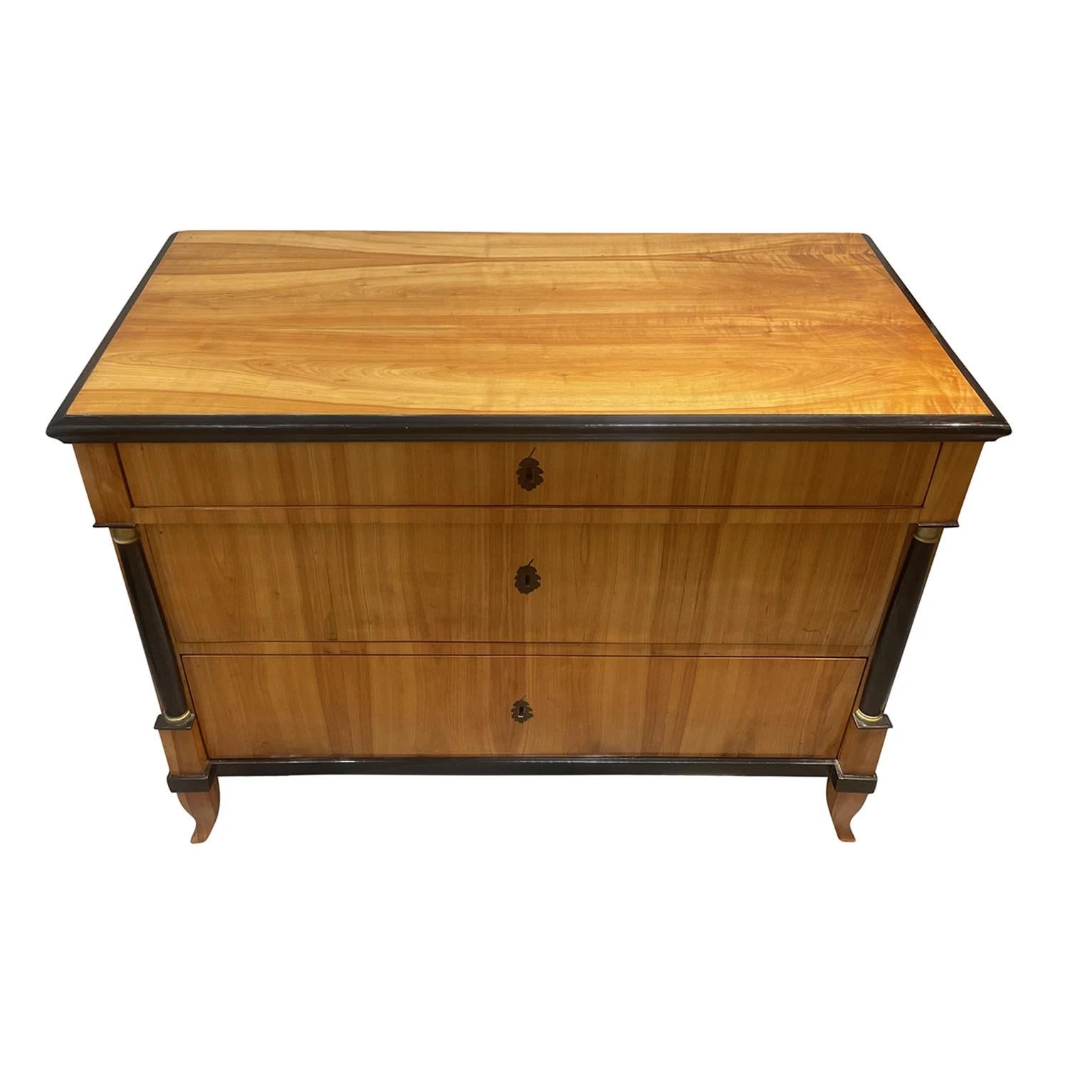 Deutsche Biedermeier-Kommode aus furniertem Kirschbaumholz, 19. Jahrhundert (Handgeschnitzt) im Angebot