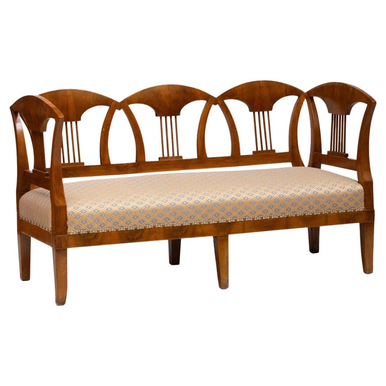 19th Century German Biedermeier Settee in Walnut For Sale at 1stDibs
