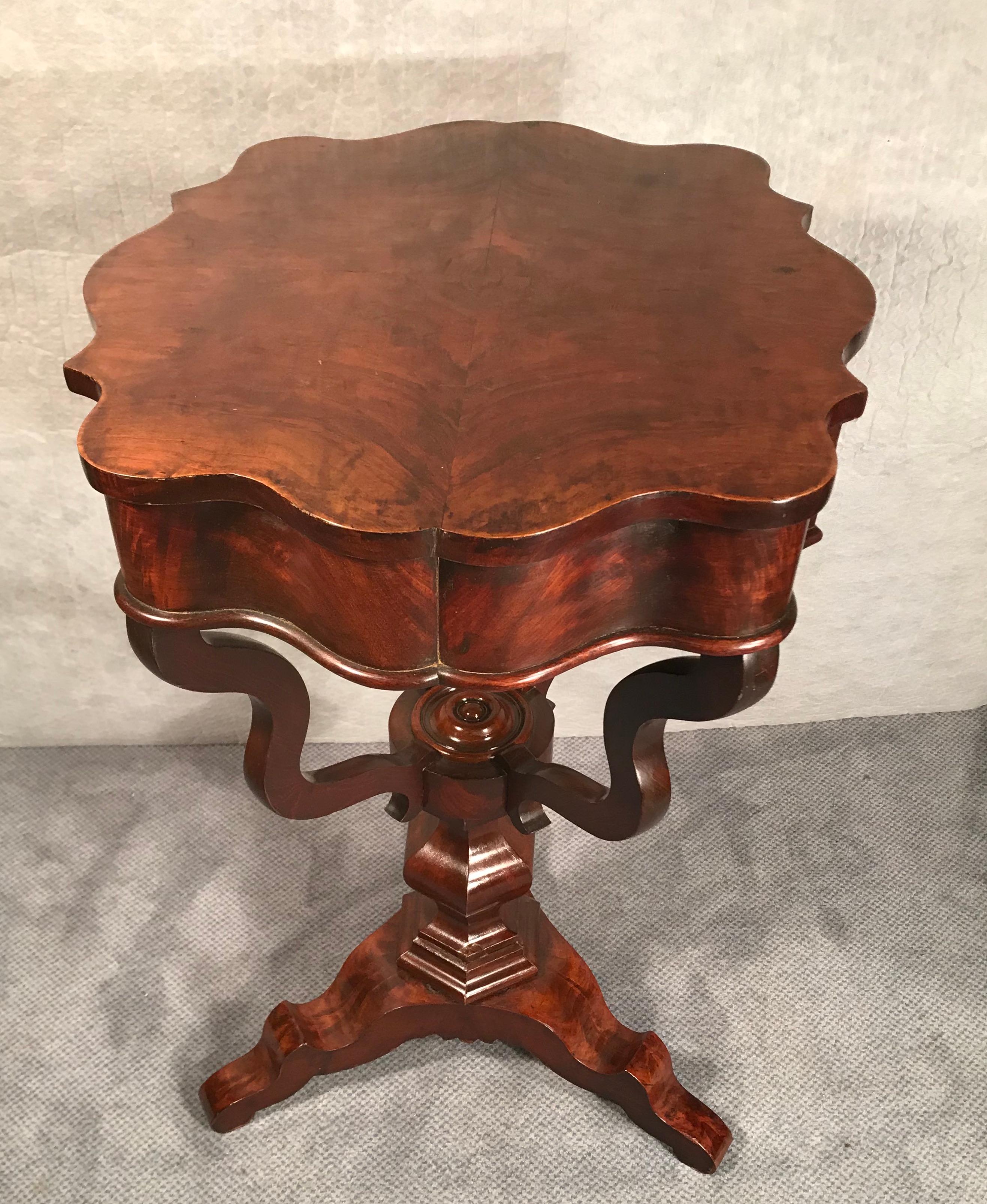 Tavolo da cucito Biedermeier tedesco del XIX secolo, mogano in vendita 1