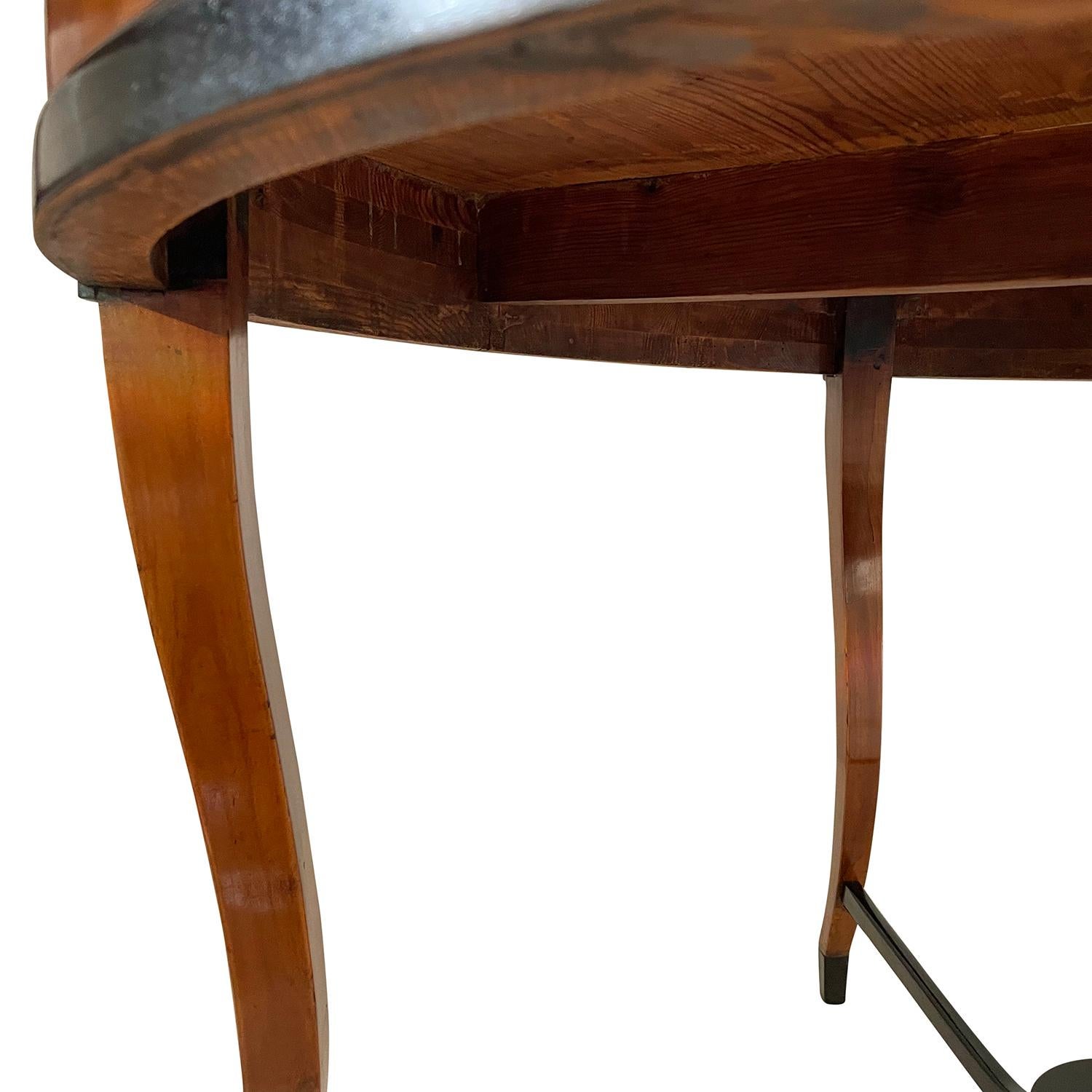 19th Century German Biedermeier Antique Round Cherrywood Dining Room Table For Sale 5