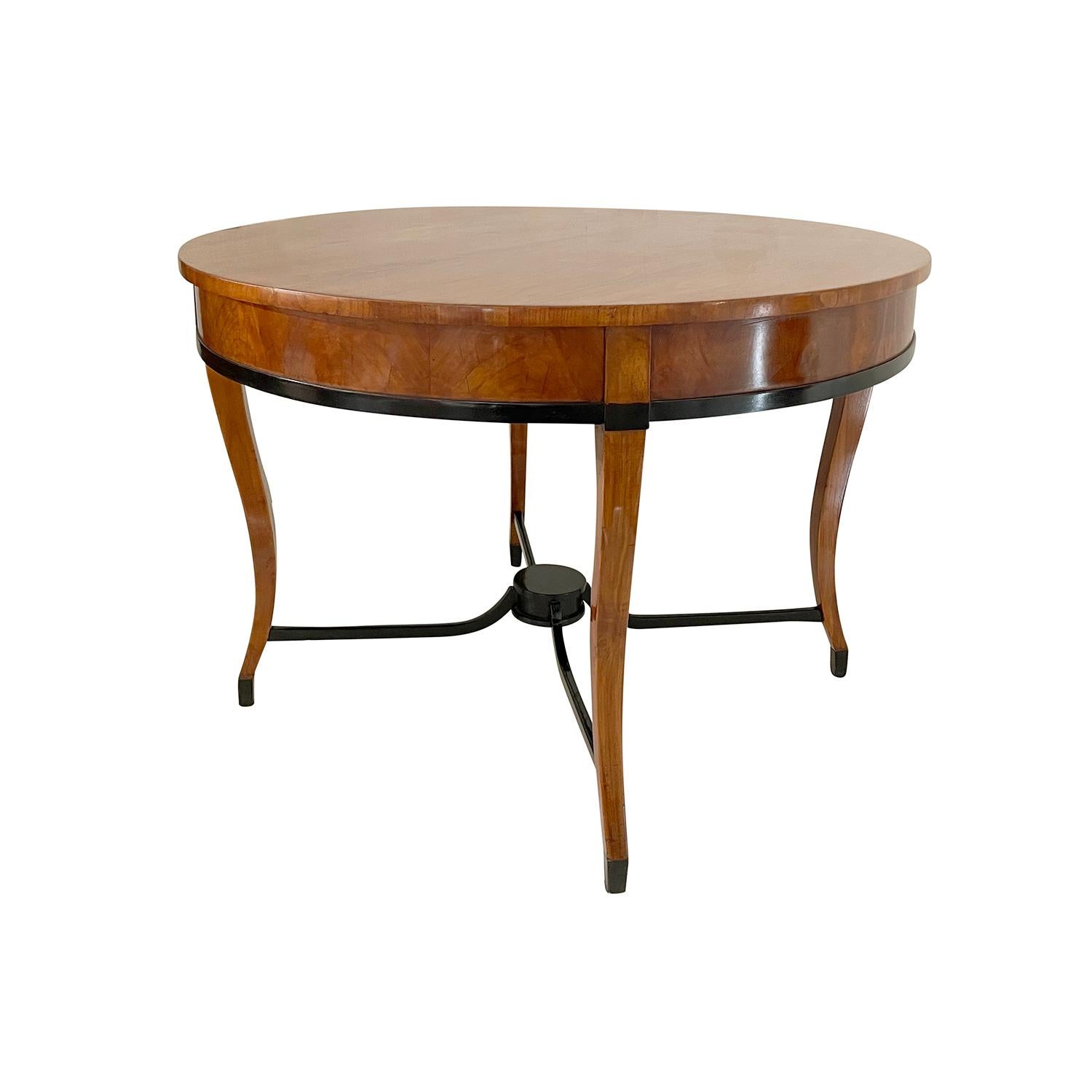 19th Century German Biedermeier Antique Round Cherrywood Dining Room Table In Good Condition For Sale In West Palm Beach, FL