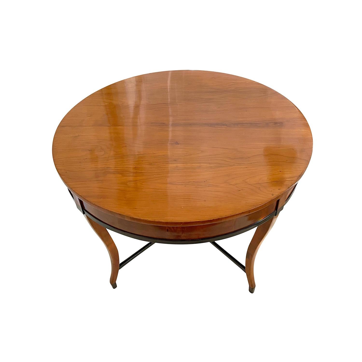 19th Century German Biedermeier Antique Round Cherrywood Dining Room Table For Sale 1