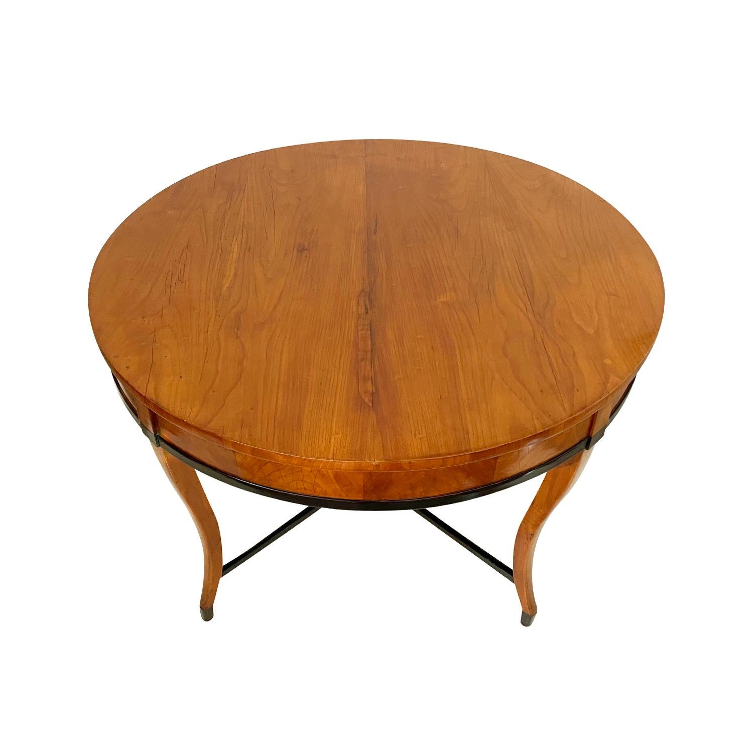 19th Century German Biedermeier Antique Round Cherrywood Dining Room Table For Sale 2