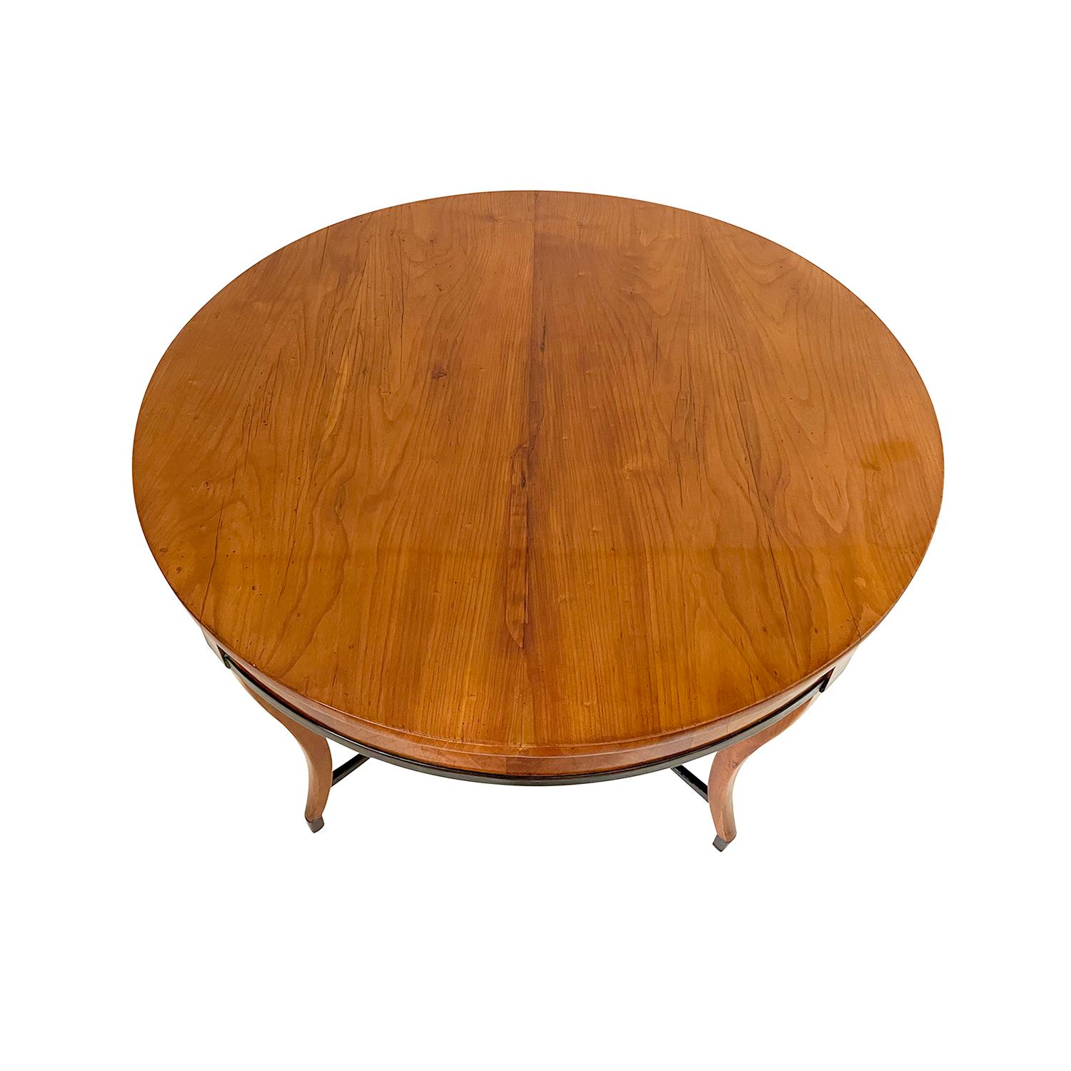 19th Century German Biedermeier Antique Round Cherrywood Dining Room Table For Sale 3