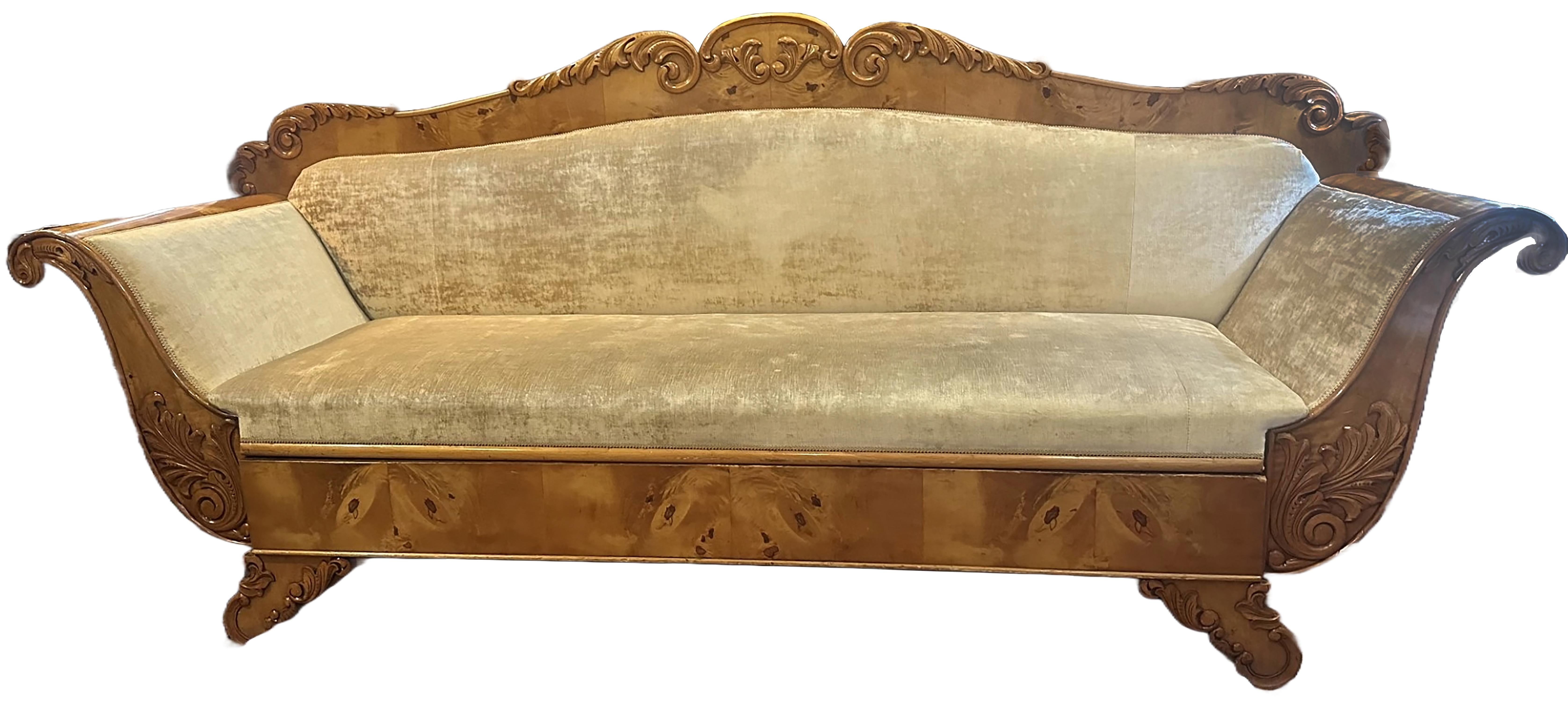 Divano a due piazze Biedermeier tedesco del XIX secolo con braccioli svasati e scrollati In condizioni buone in vendita a Dallas, TX